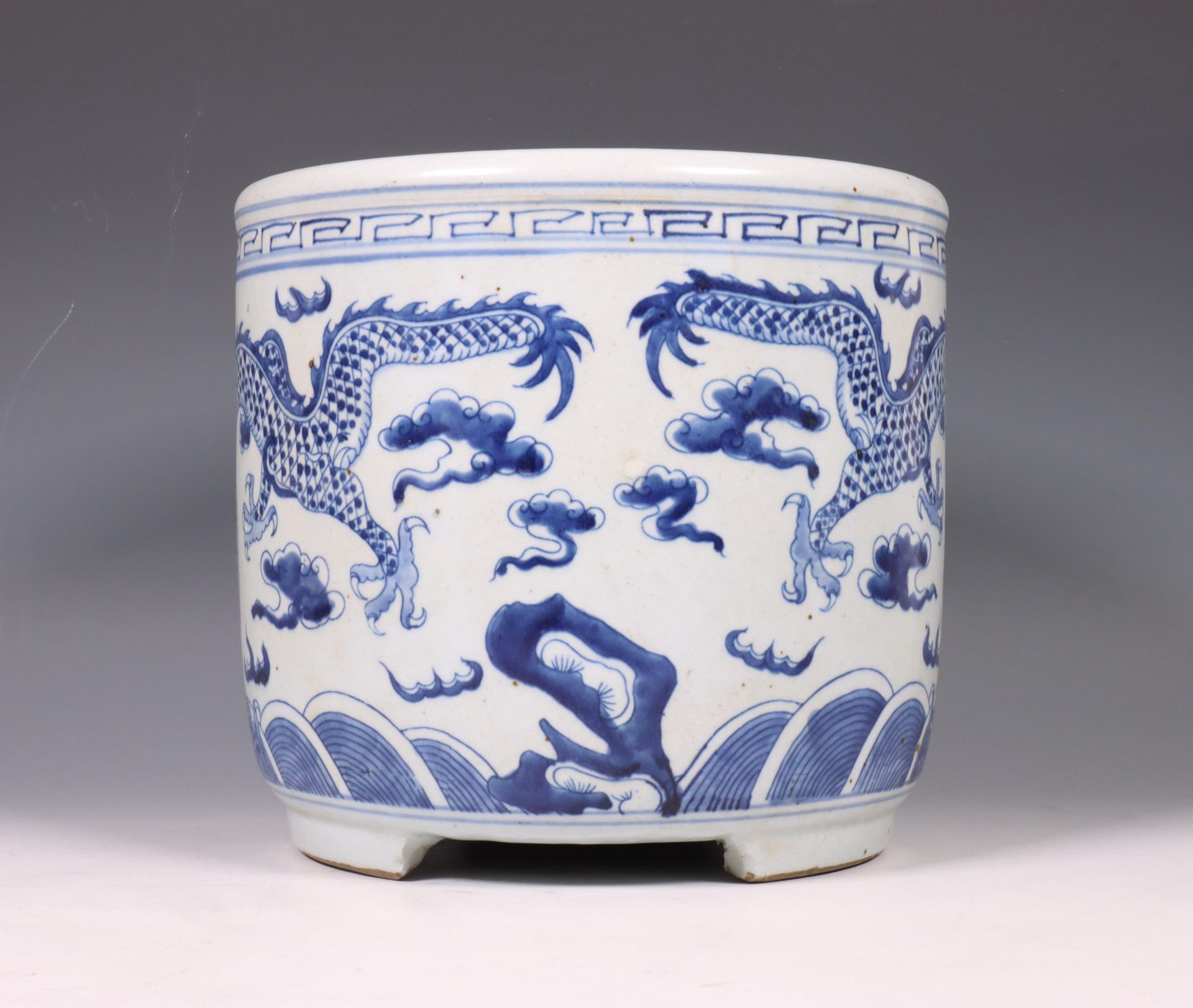 China, blue and white porcelain 'dragon' jar, modern, - Image 4 of 6