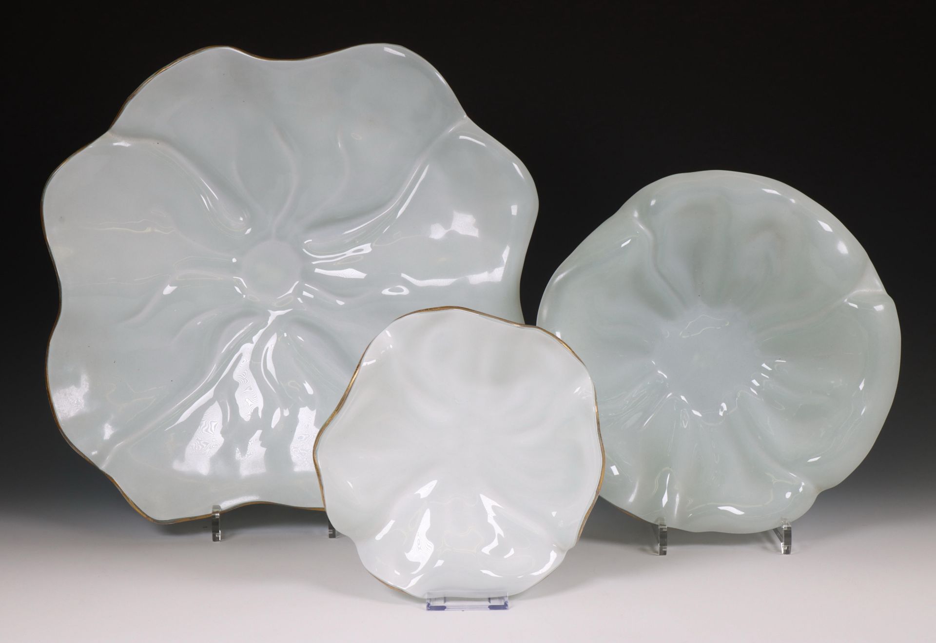 Annie Glass, drie glazen geschulpte schalen, ca. 1990; - Image 2 of 3