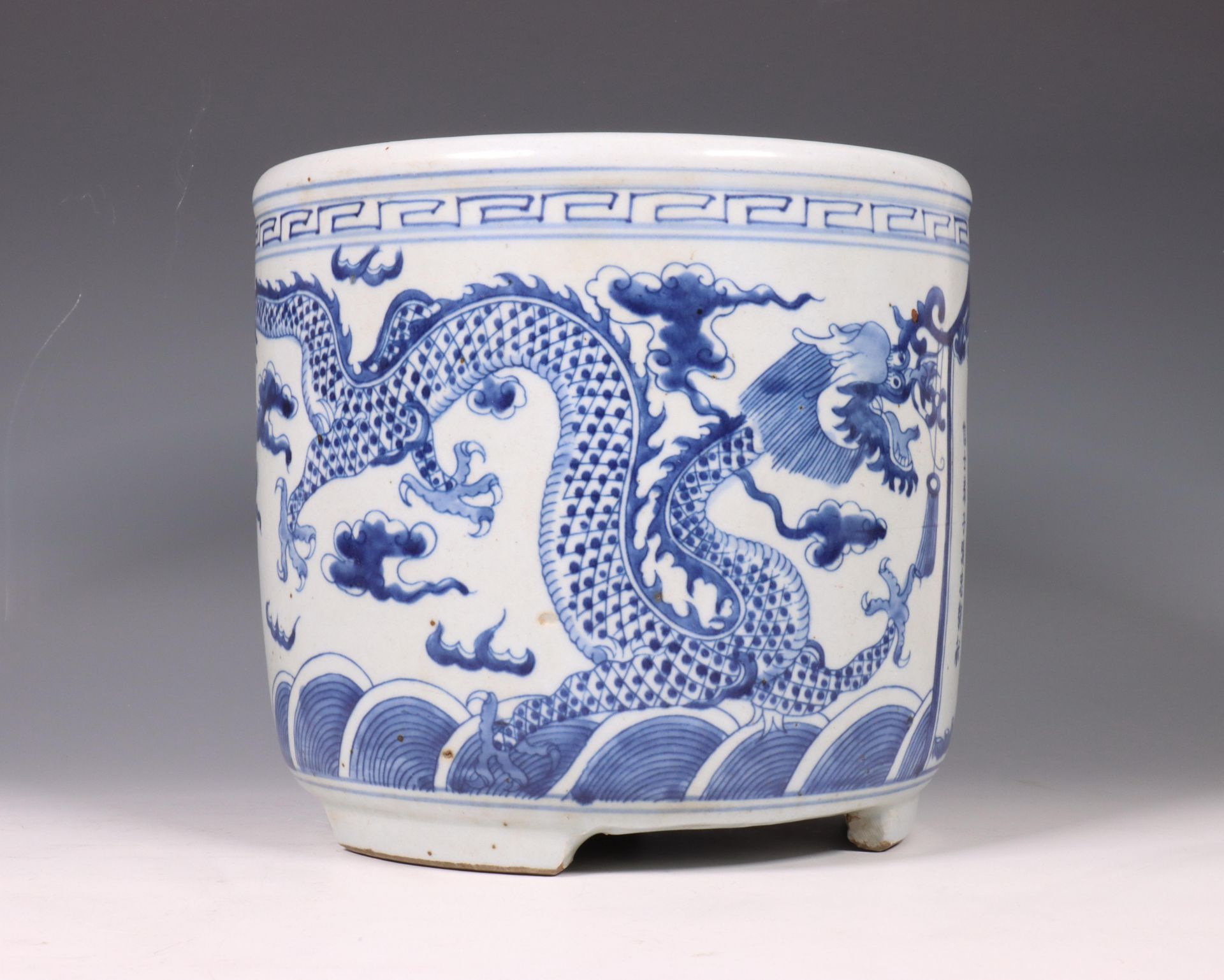 China, blue and white porcelain 'dragon' jar, modern, - Image 5 of 6