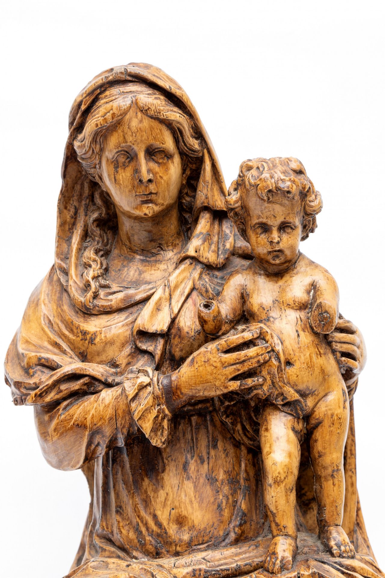 Frankrijk, houten gestoken sculptuur voorstellende Madonna met kind, 18e eeuw; - Image 3 of 9