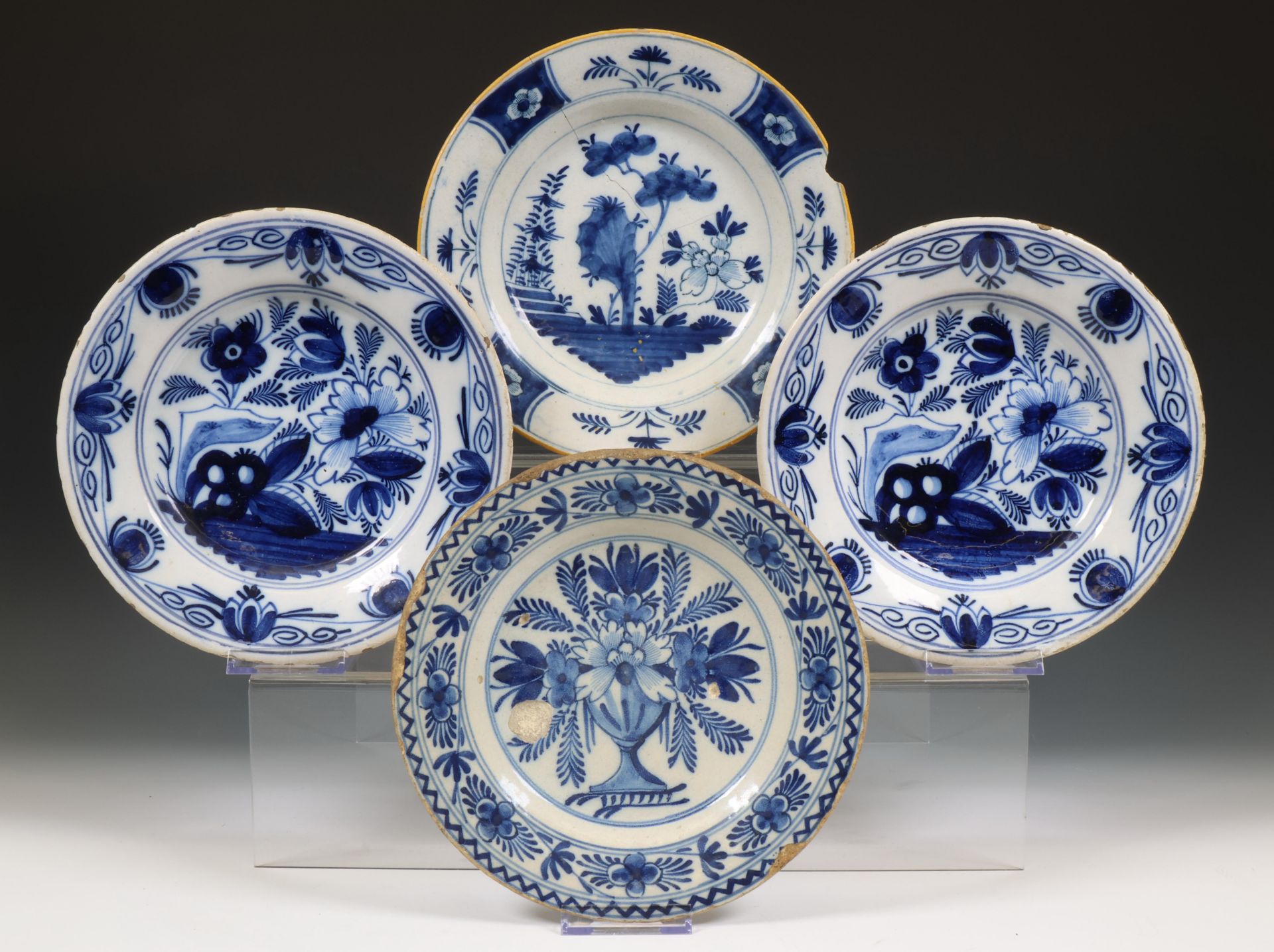 Delft, vier blauw-wit aardewerken borden, 18e eeuw,