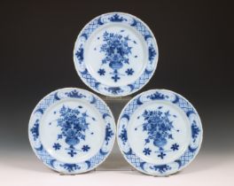 Delft, drie blauw aardewerk borden, 18e eeuw,