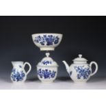 Worcester vier delig blauw wit thee servies 18e eeuw, bestaande uit theepot, melkkan, suikerpot, spo