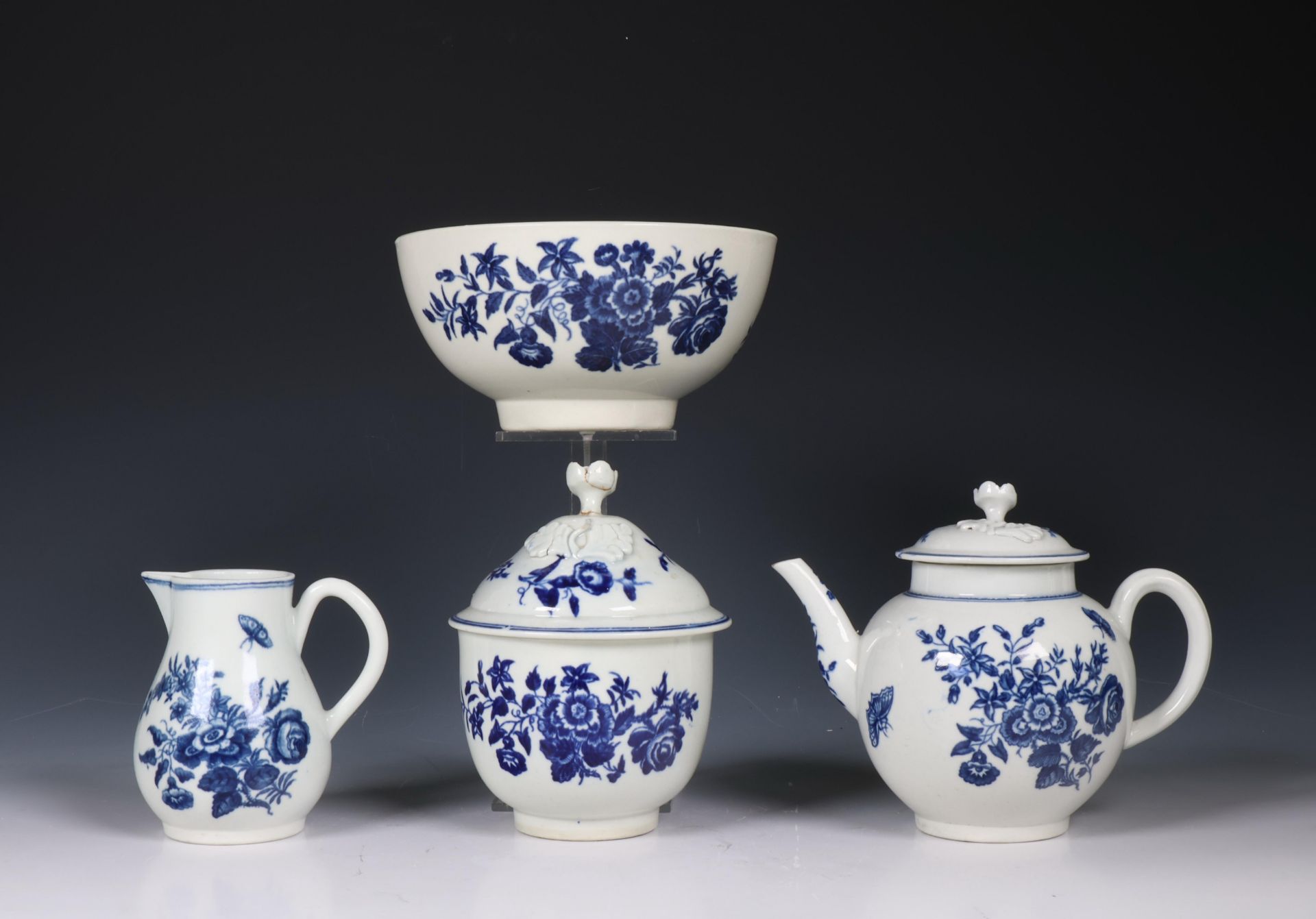 Worcester vier delig blauw wit thee servies 18e eeuw, bestaande uit theepot, melkkan, suikerpot, spo