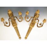 Een paar vergulde houten drielichts wandappliques, Louis XVI stijl, 19e eeuw;