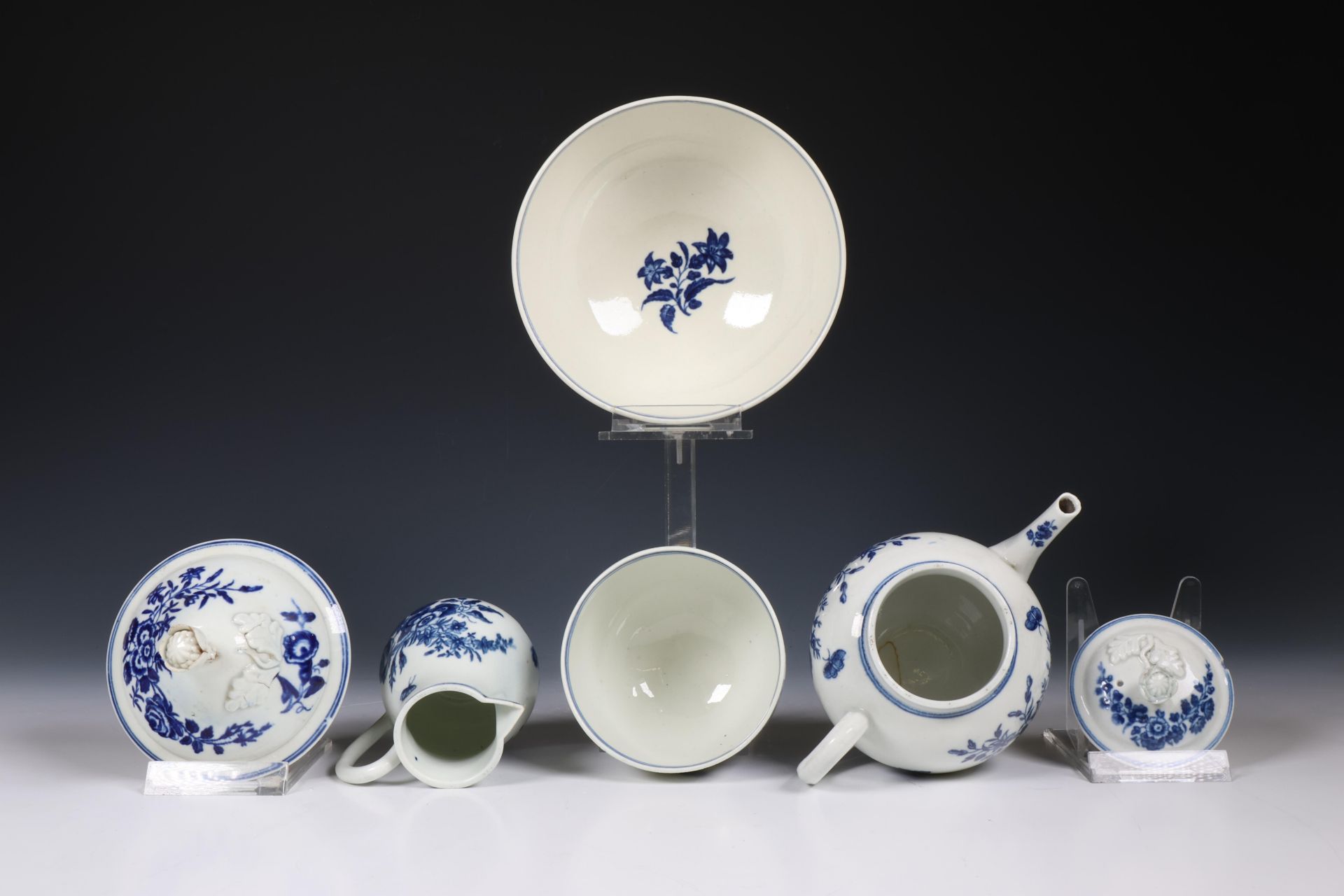 Worcester vier delig blauw wit thee servies 18e eeuw, bestaande uit theepot, melkkan, suikerpot, spo - Image 3 of 4