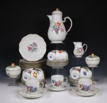 Ludwigsburg, wit porseleinen servies met geschilderd decor van bloemen, na 1948;