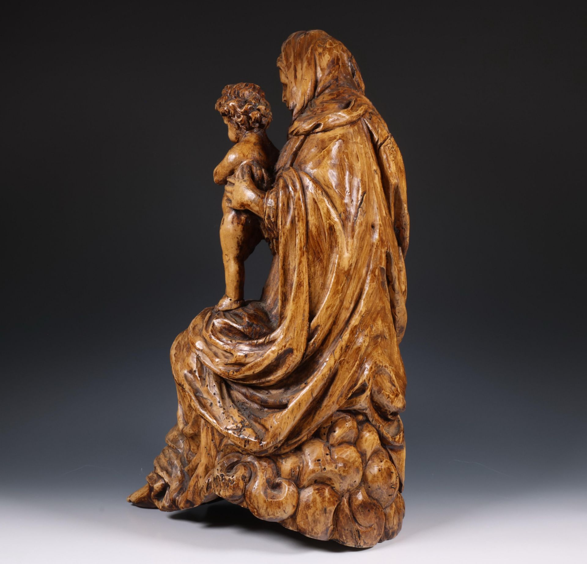 Frankrijk, houten gestoken sculptuur voorstellende Madonna met kind, 18e eeuw; - Image 7 of 9