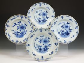 Delft, set van vier blauw-wit aardewerken borden, 18e eeuw,