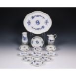 Meissen, porseleinen petit-four set, decor 'Blue dragon' 20e eeuw;