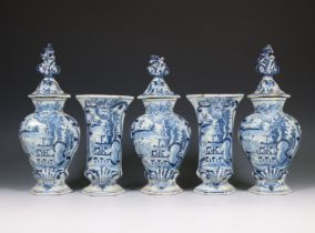 Delft, De Lampetkan, vijfdelig blauw-wit aardewerken kaststel,18e eeuw,