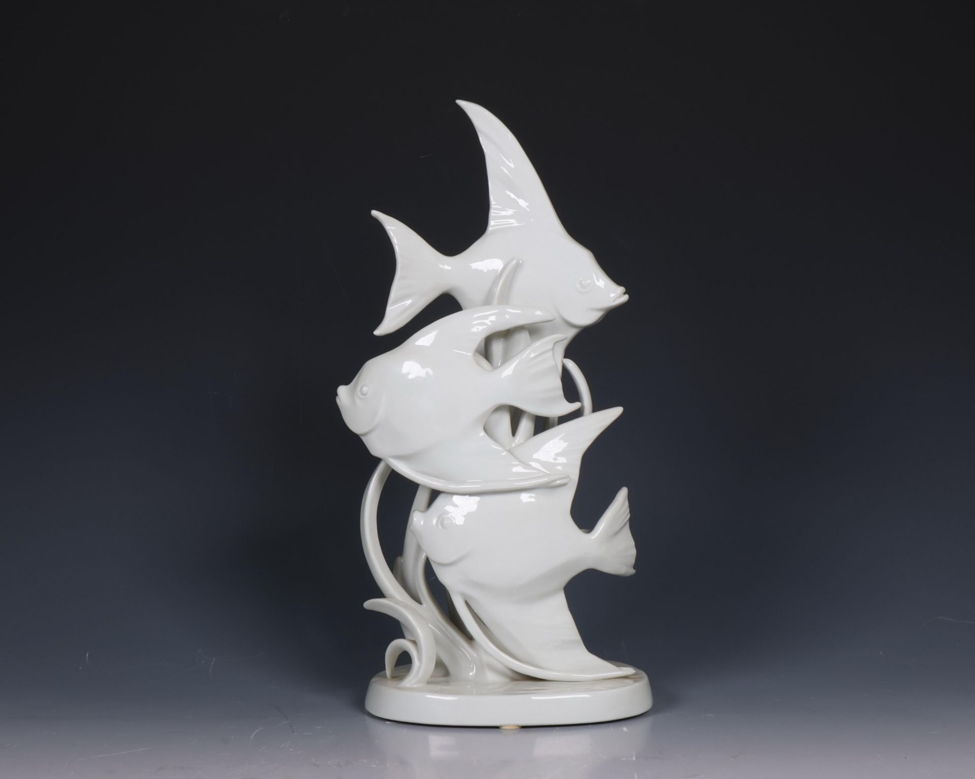 Meissen, wit porseleinen vormstuk, 'Pisces', ontwerp Elfriede Reichel-Drechsler, 1959; - Image 6 of 6