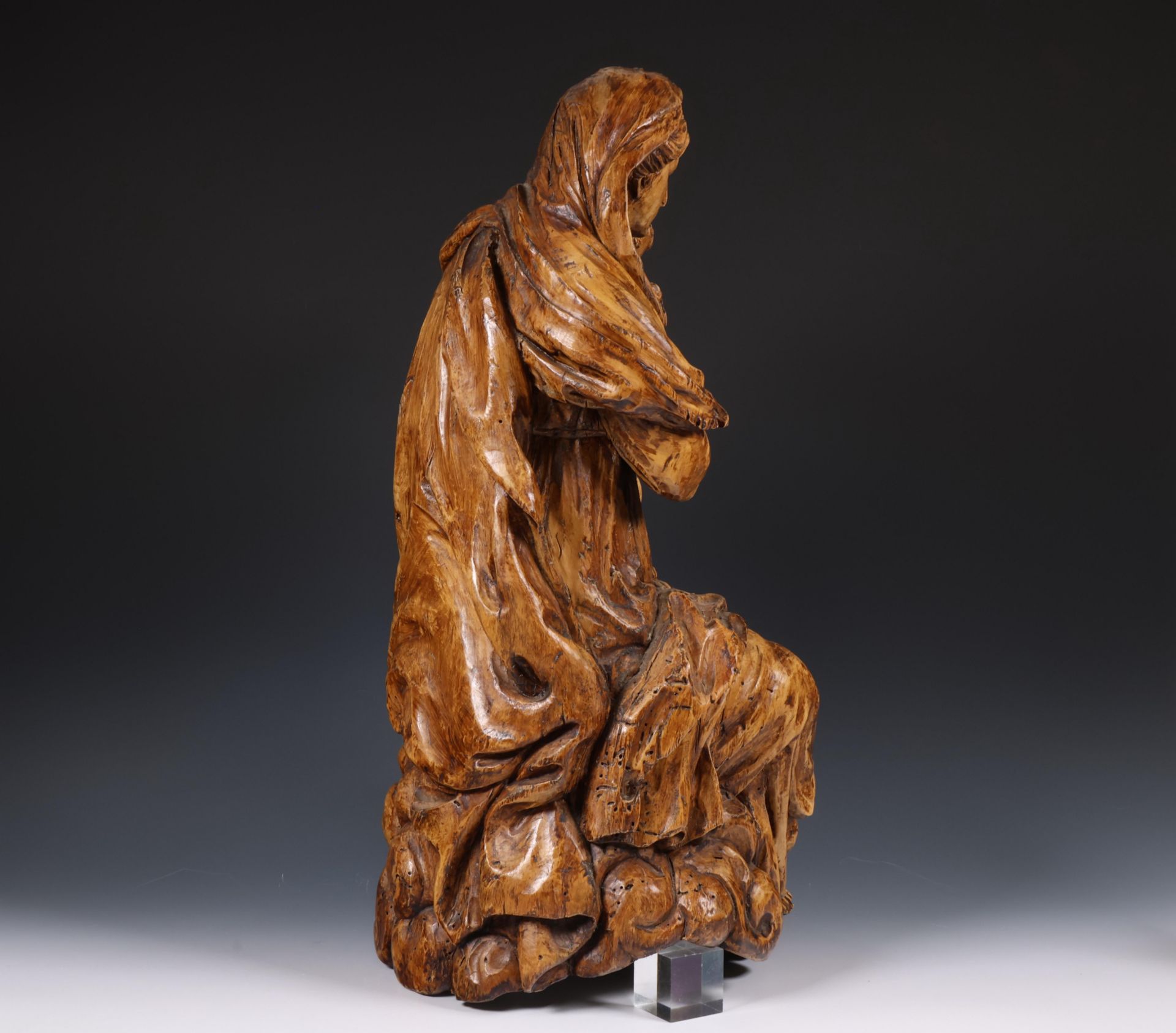 Frankrijk, houten gestoken sculptuur voorstellende Madonna met kind, 18e eeuw; - Image 2 of 9