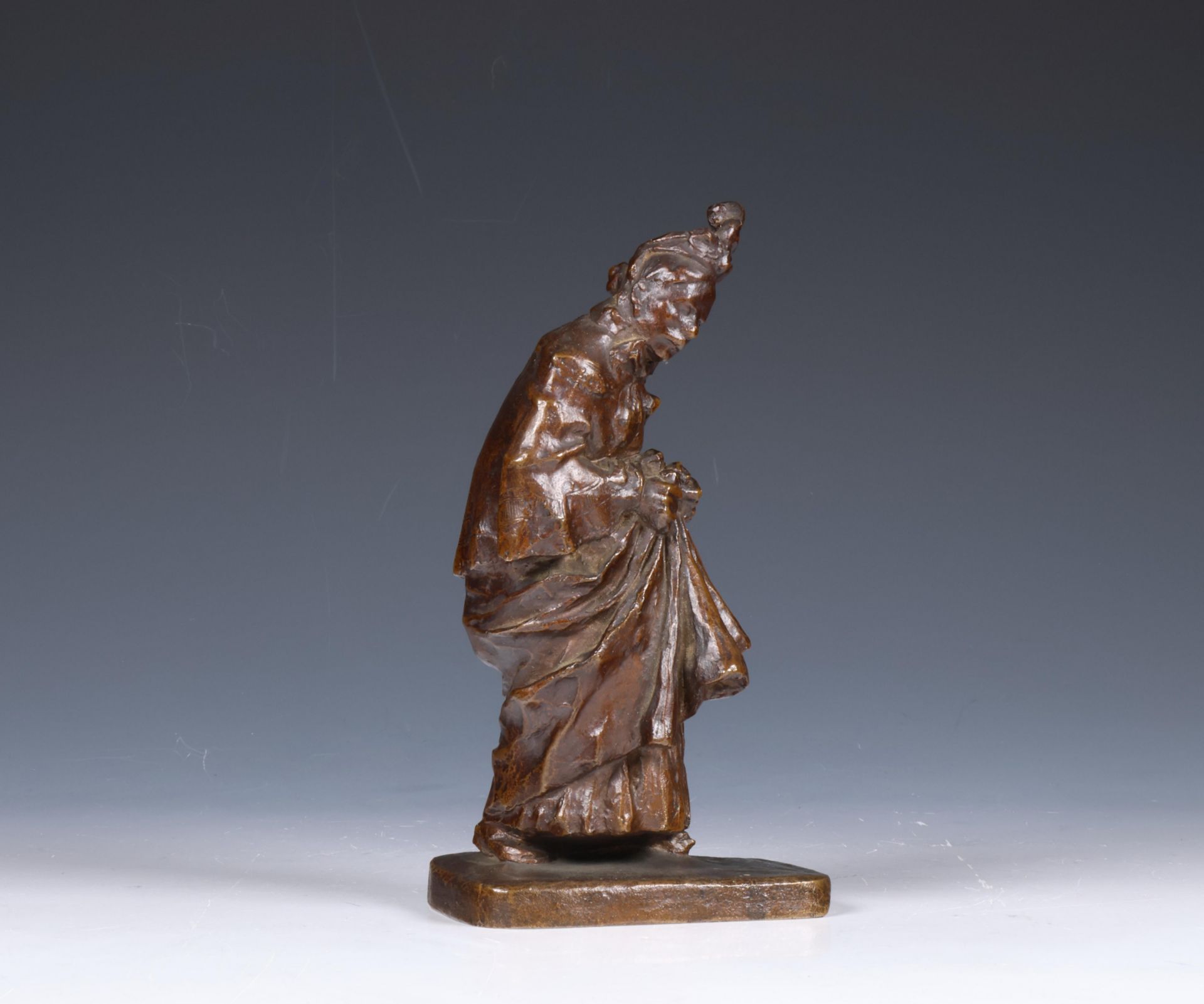 Chris van der Hoef (1875-1933), bruin gepatineerd bronzen sculptuur, 'oude vrouw´, ca. 1910; - Image 3 of 7