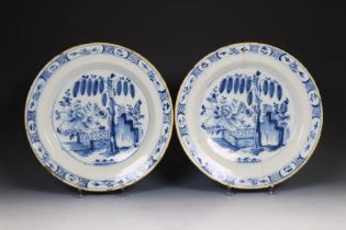 Delft, twee paar blauw-wit aardewerken Chinoiserie schotels, 18e eeuw,