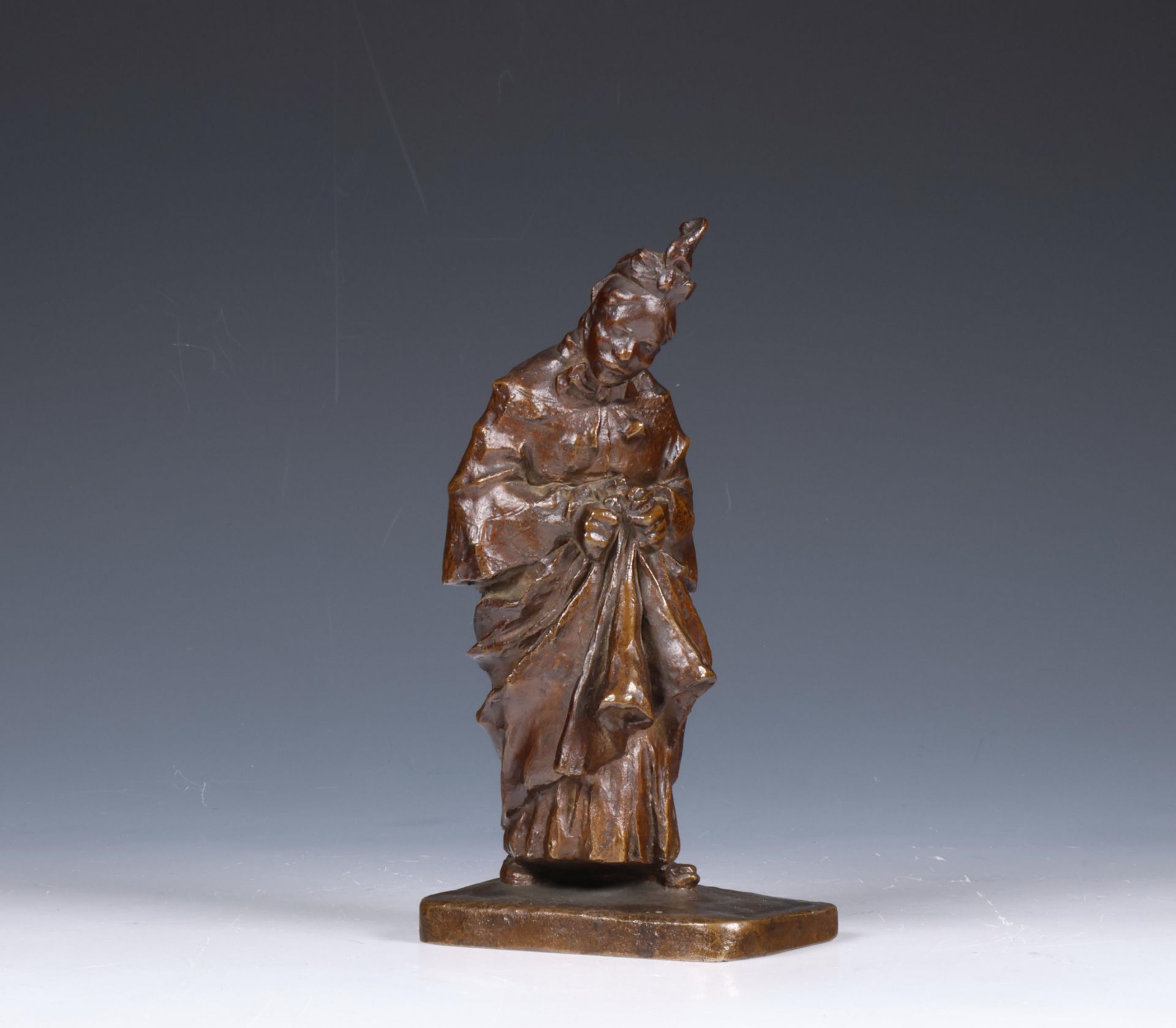 Chris van der Hoef (1875-1933), bruin gepatineerd bronzen sculptuur, 'oude vrouw´, ca. 1910;