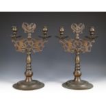Polen, paar bruin gepatineerde bronzen twee lichts kandelaren, 19e eeuw;