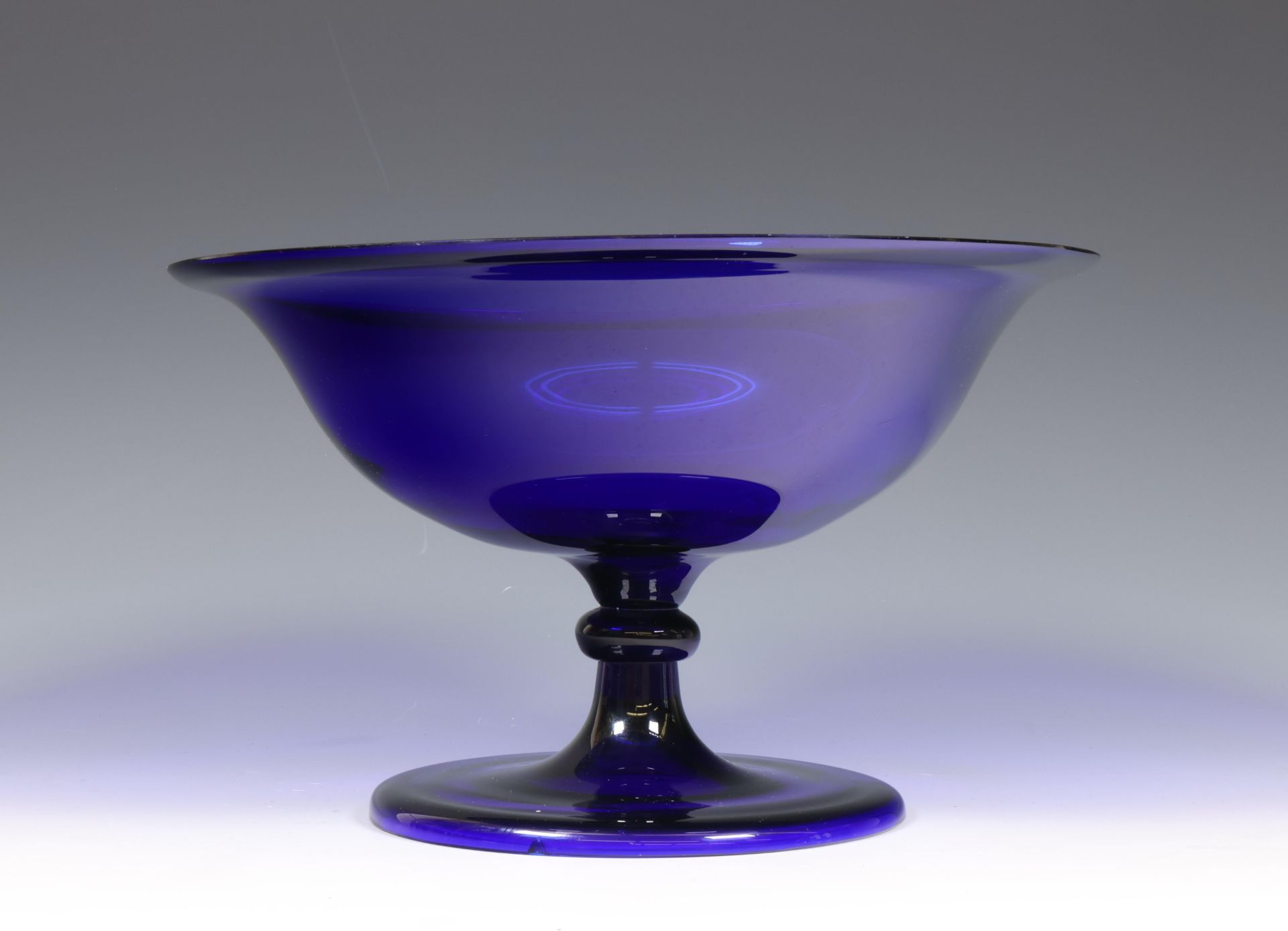 Paul Würzler-Klopsch (1872-1937), blauw glazen tazza, ca. 1910;