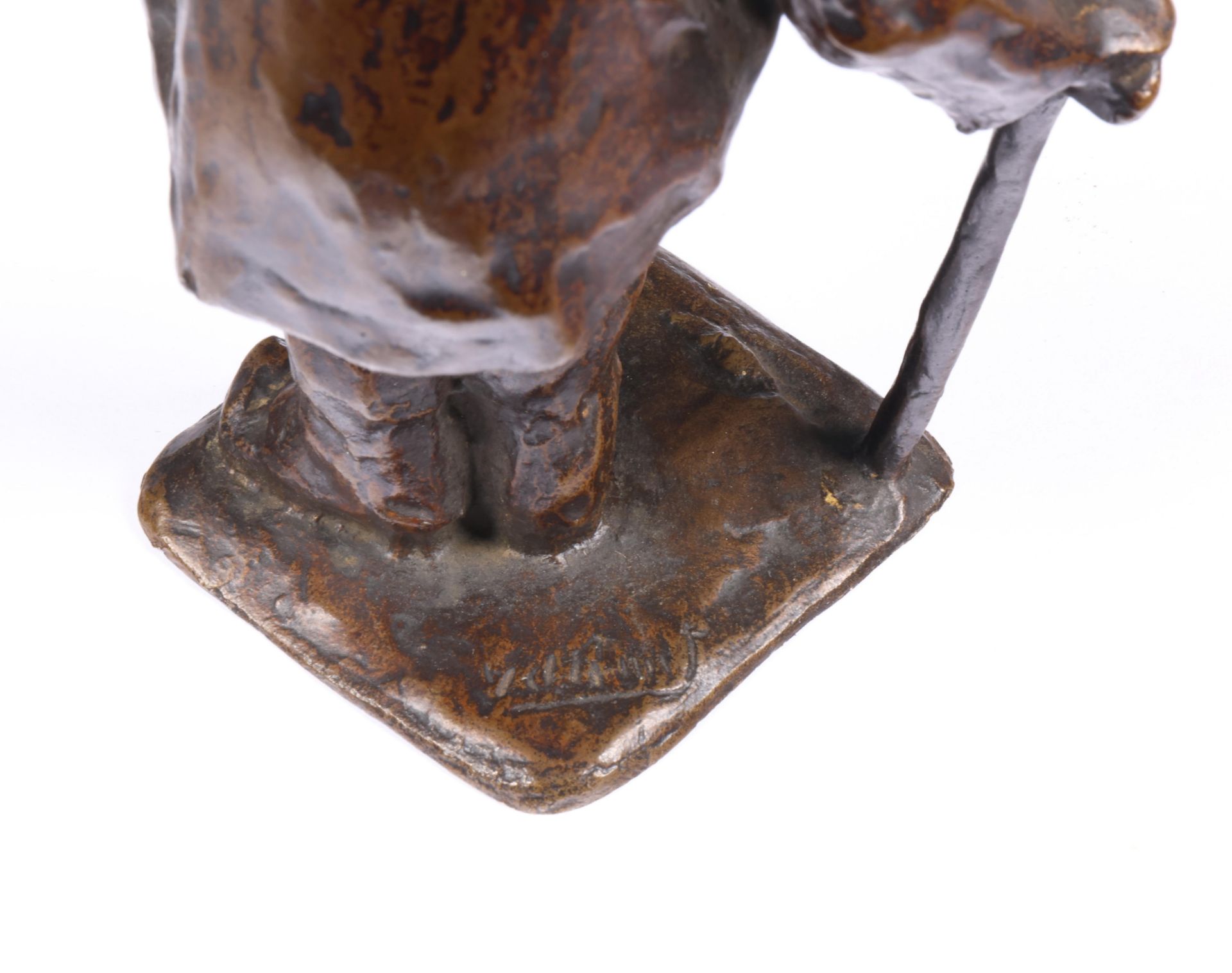 Mogelijk Chris van der Hoef (1875-1933), bruin gepatineerd bronzen sculptuur 'krantenverkoper', ca. - Image 6 of 6