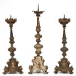 Duitsland, paar latoenkoperen eenlichts altaar kandelaars, 18e eeuw;