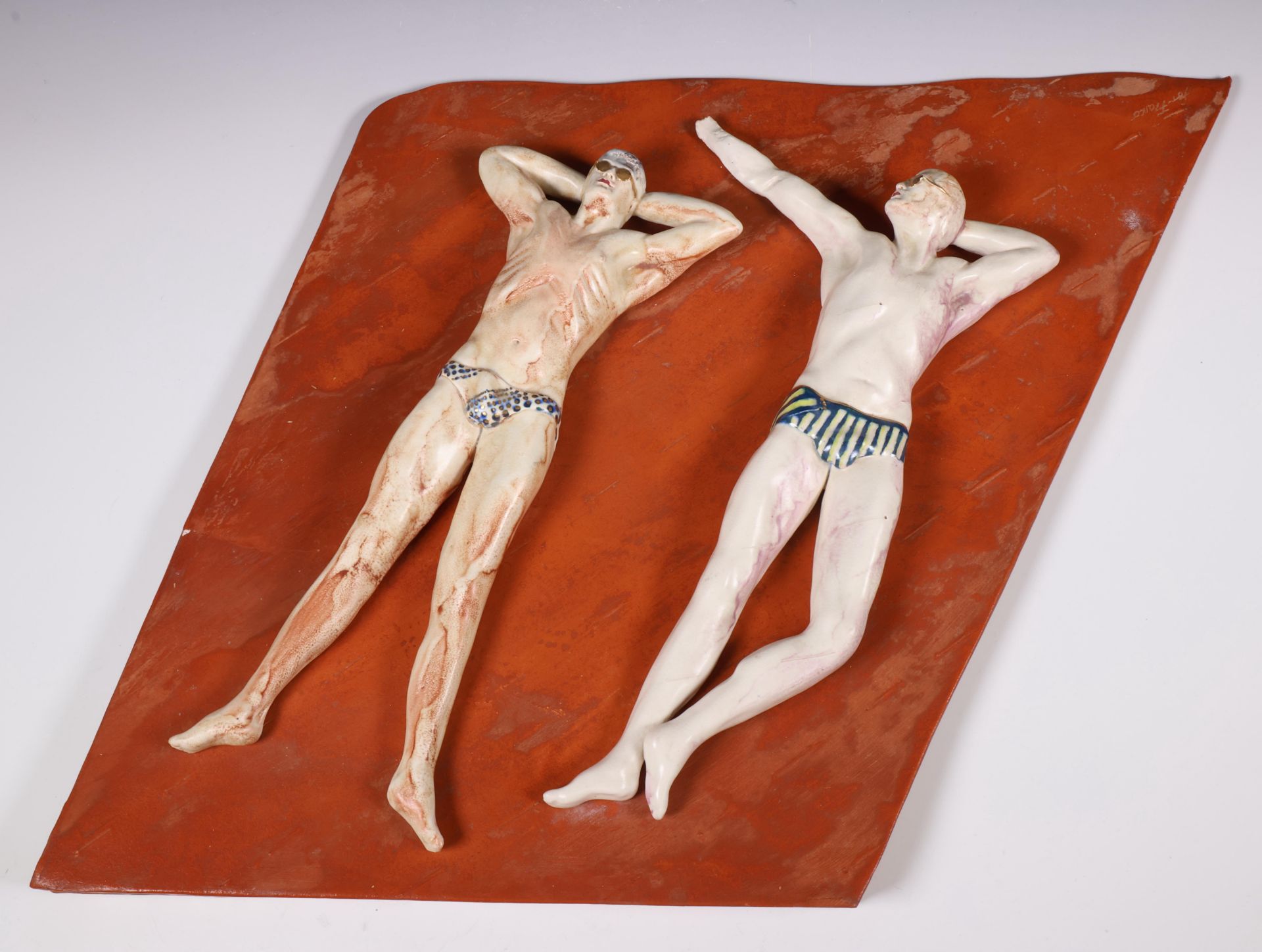 Polychroom aardewerk groep, zonnebaders, 20e eeuw