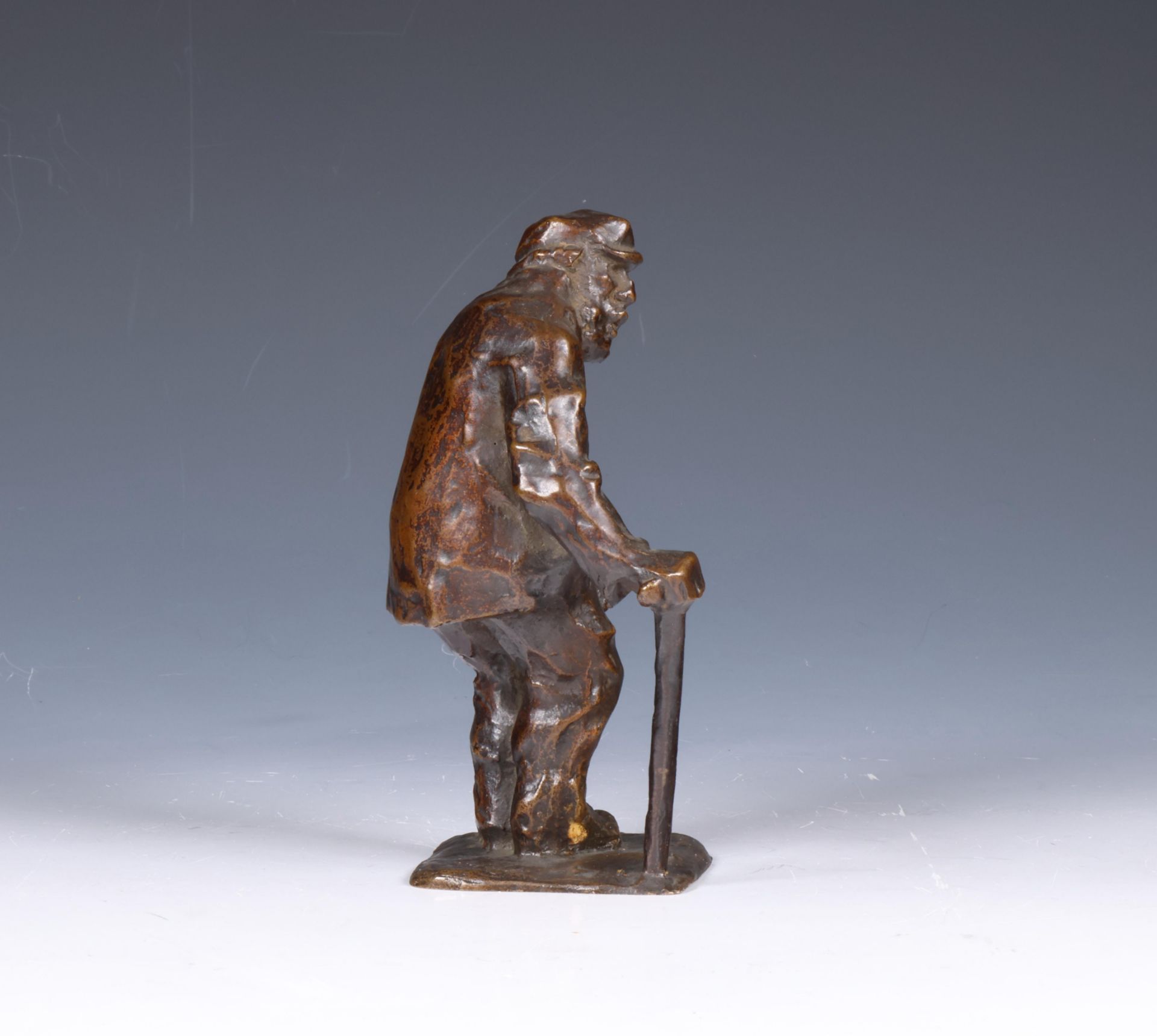 Mogelijk Chris van der Hoef (1875-1933), bruin gepatineerd bronzen sculptuur 'krantenverkoper', ca. - Image 3 of 6