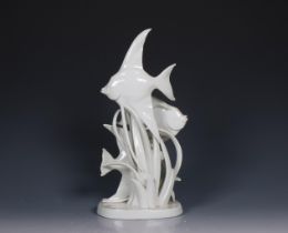 Meissen, wit porseleinen vormstuk, 'Pisces', ontwerp Elfriede Reichel-Drechsler, 1959;