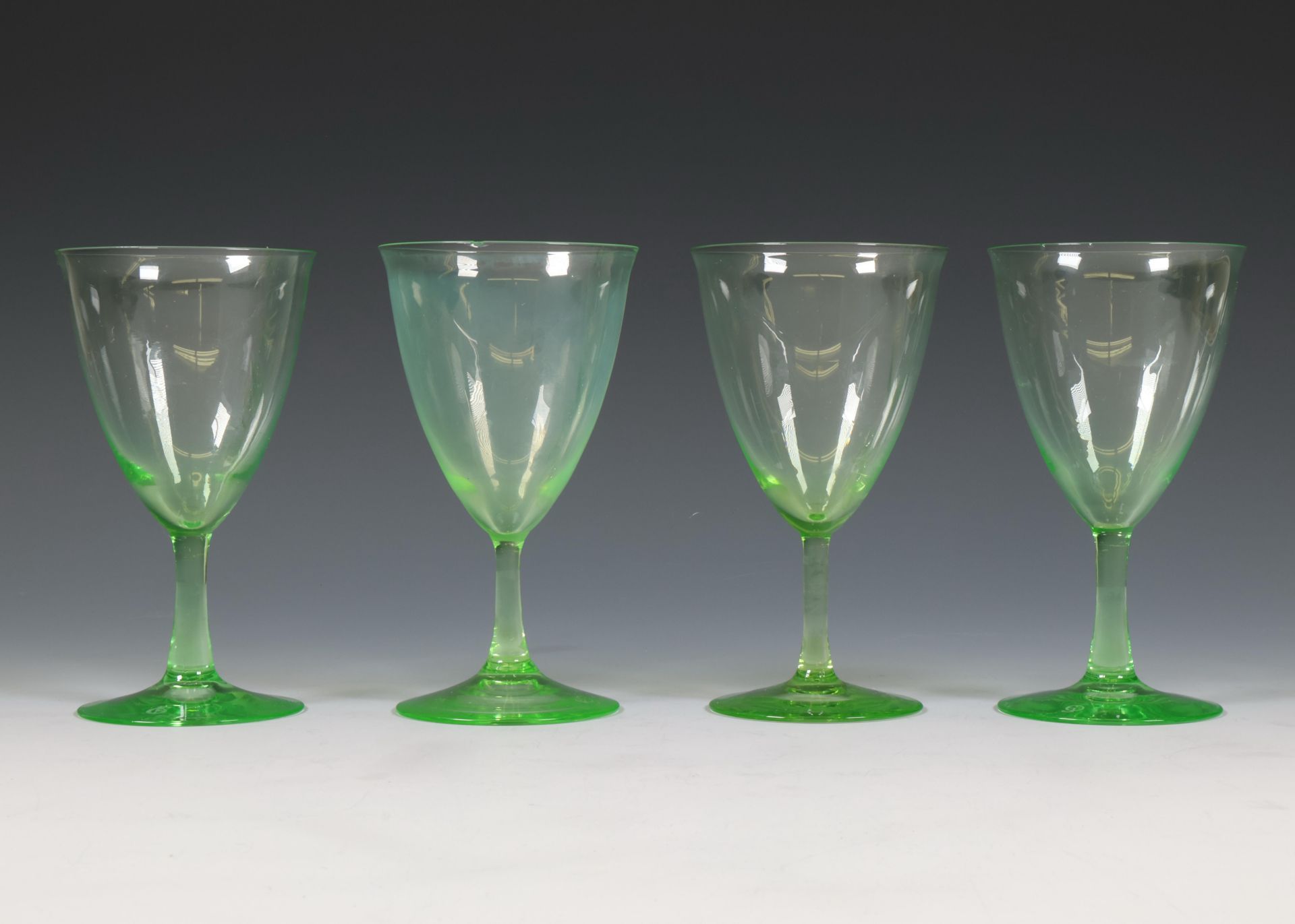 K. P. C. de Bazel (1869-1923), vier Annagroen wijnglazen, servies D, ontwerp 1917, uitvoering glasfa