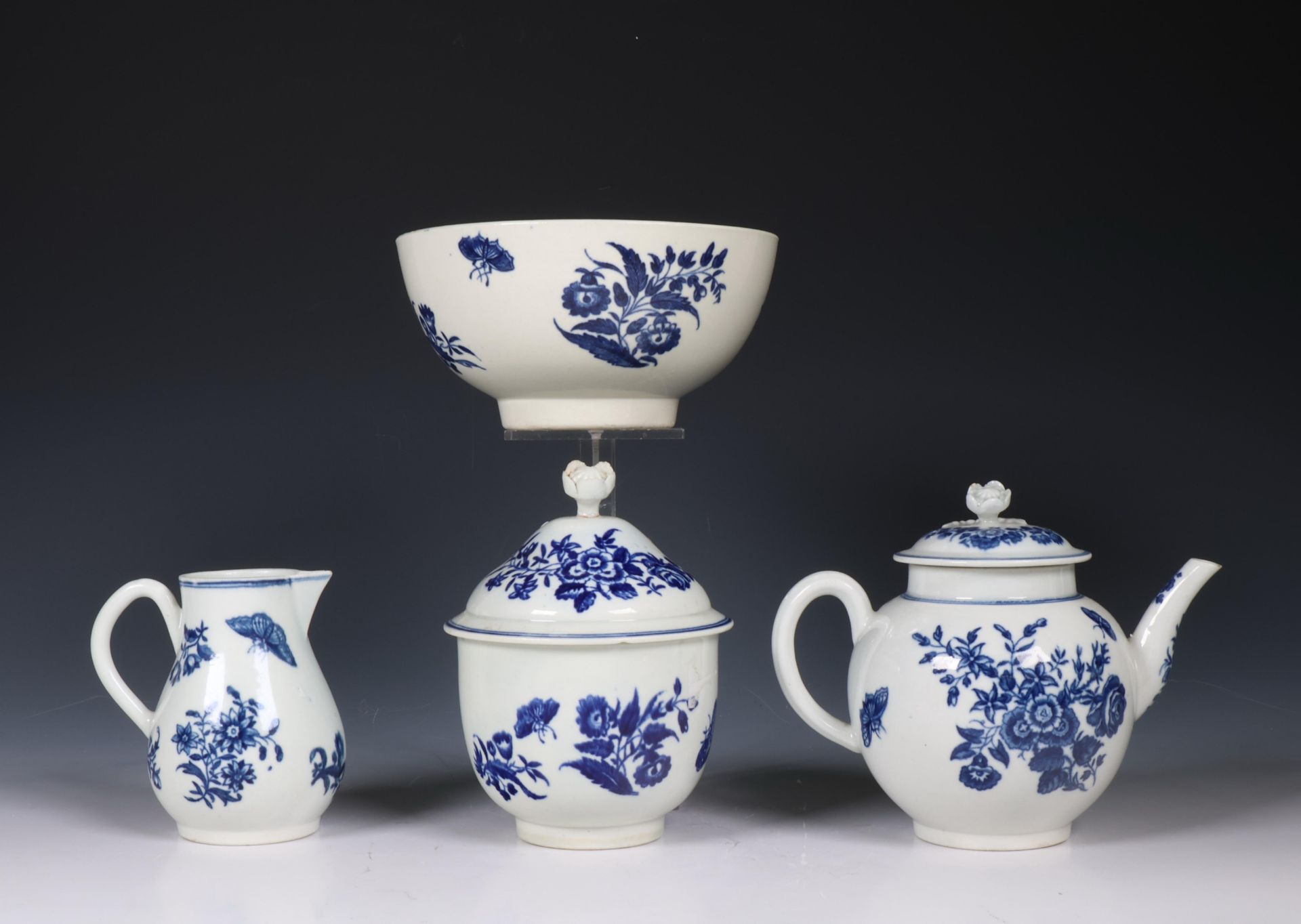 Worcester vier delig blauw wit thee servies 18e eeuw, bestaande uit theepot, melkkan, suikerpot, spo - Image 2 of 4