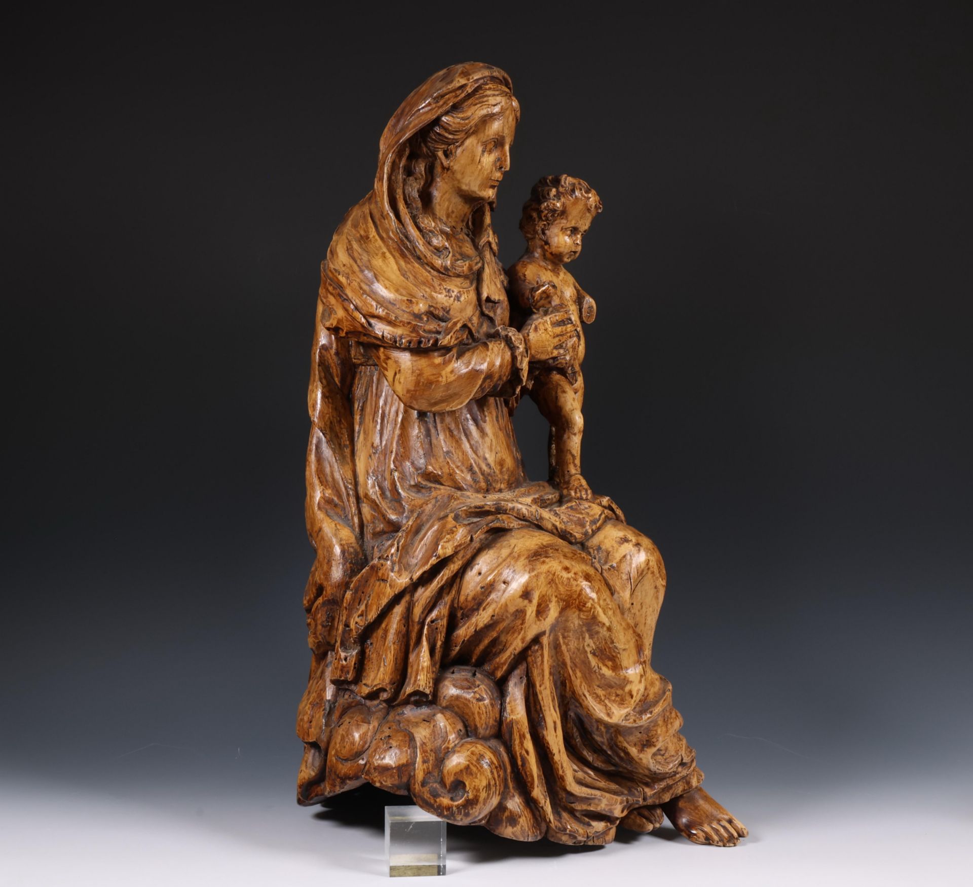 Frankrijk, houten gestoken sculptuur voorstellende Madonna met kind, 18e eeuw; - Image 4 of 9