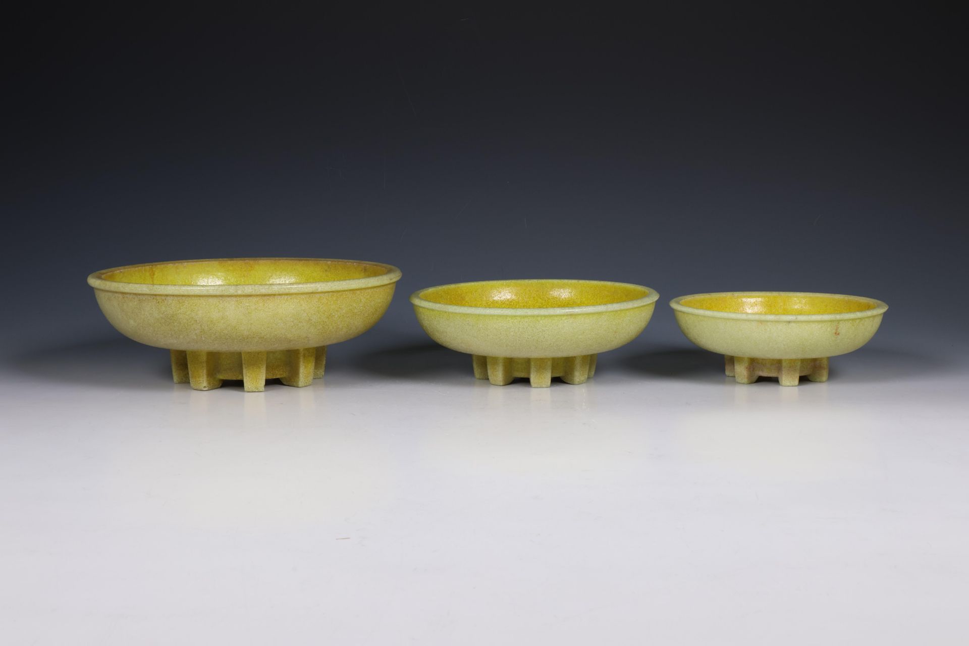 A. D. Copier (1901-1991), drie geel graniver cactusschalen, ontwerp 1930;