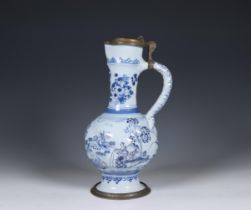 Delft, blauw wit aardewerk kan met tinnen deksel, 18e eeuw;