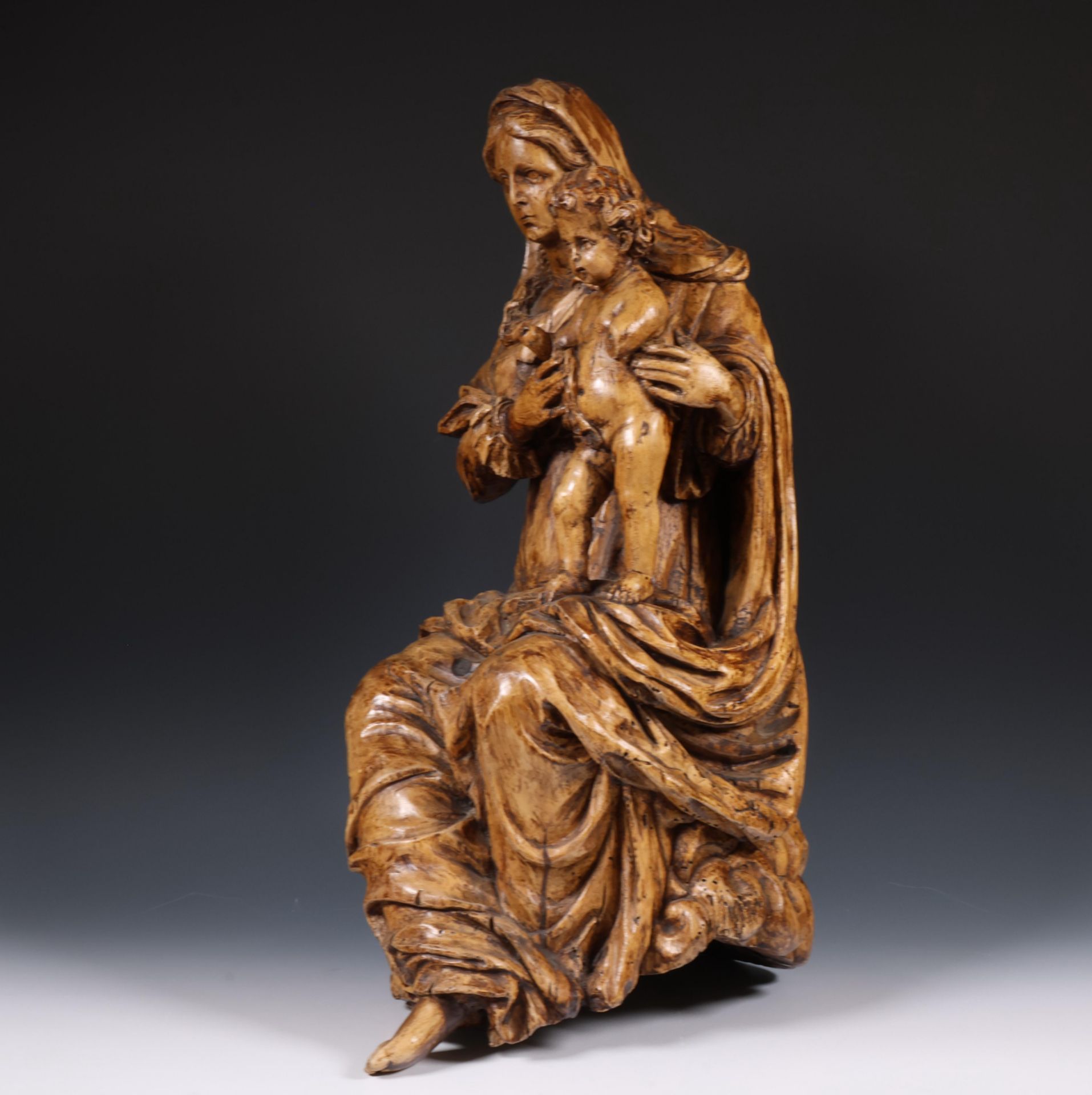 Frankrijk, houten gestoken sculptuur voorstellende Madonna met kind, 18e eeuw; - Image 6 of 9