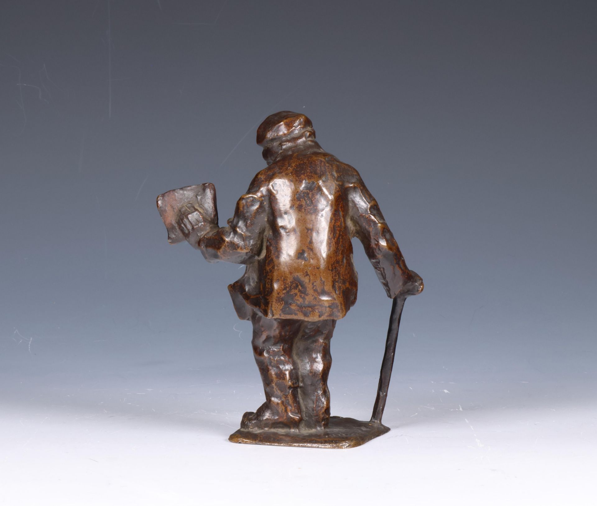 Mogelijk Chris van der Hoef (1875-1933), bruin gepatineerd bronzen sculptuur 'krantenverkoper', ca. - Image 2 of 6