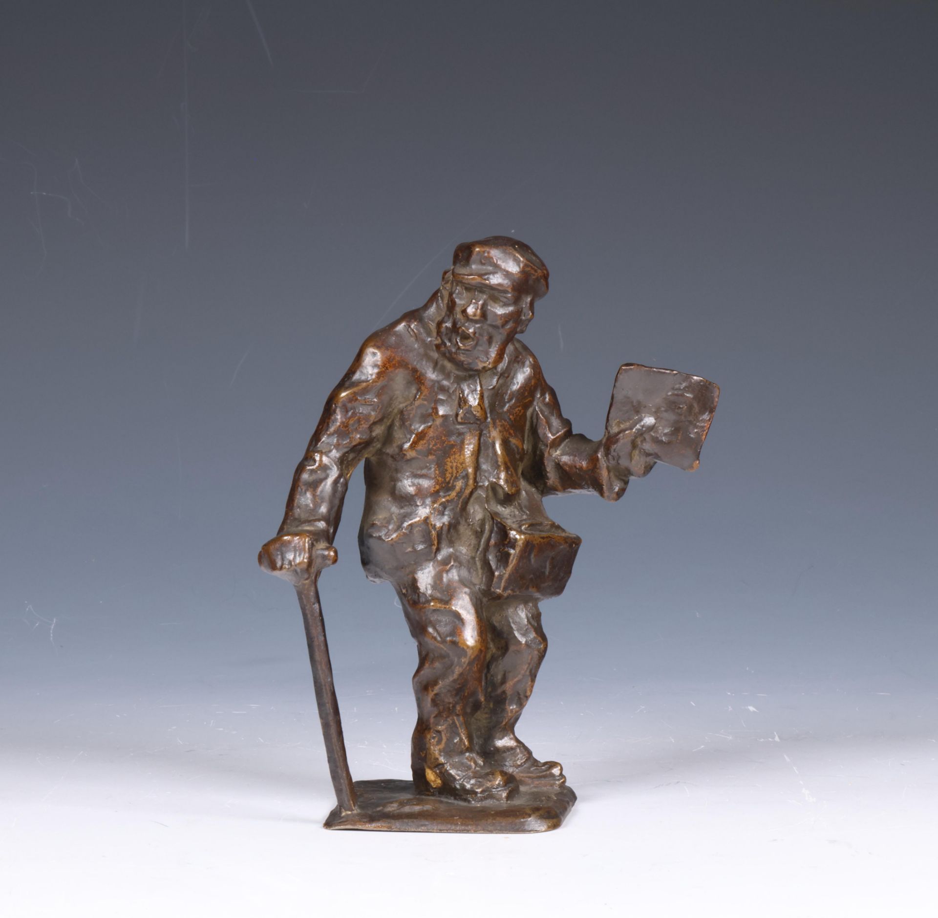 Mogelijk Chris van der Hoef (1875-1933), bruin gepatineerd bronzen sculptuur 'krantenverkoper', ca.