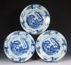 Delft, drie blauw wit aardewerk schotels, 18e eeuw;