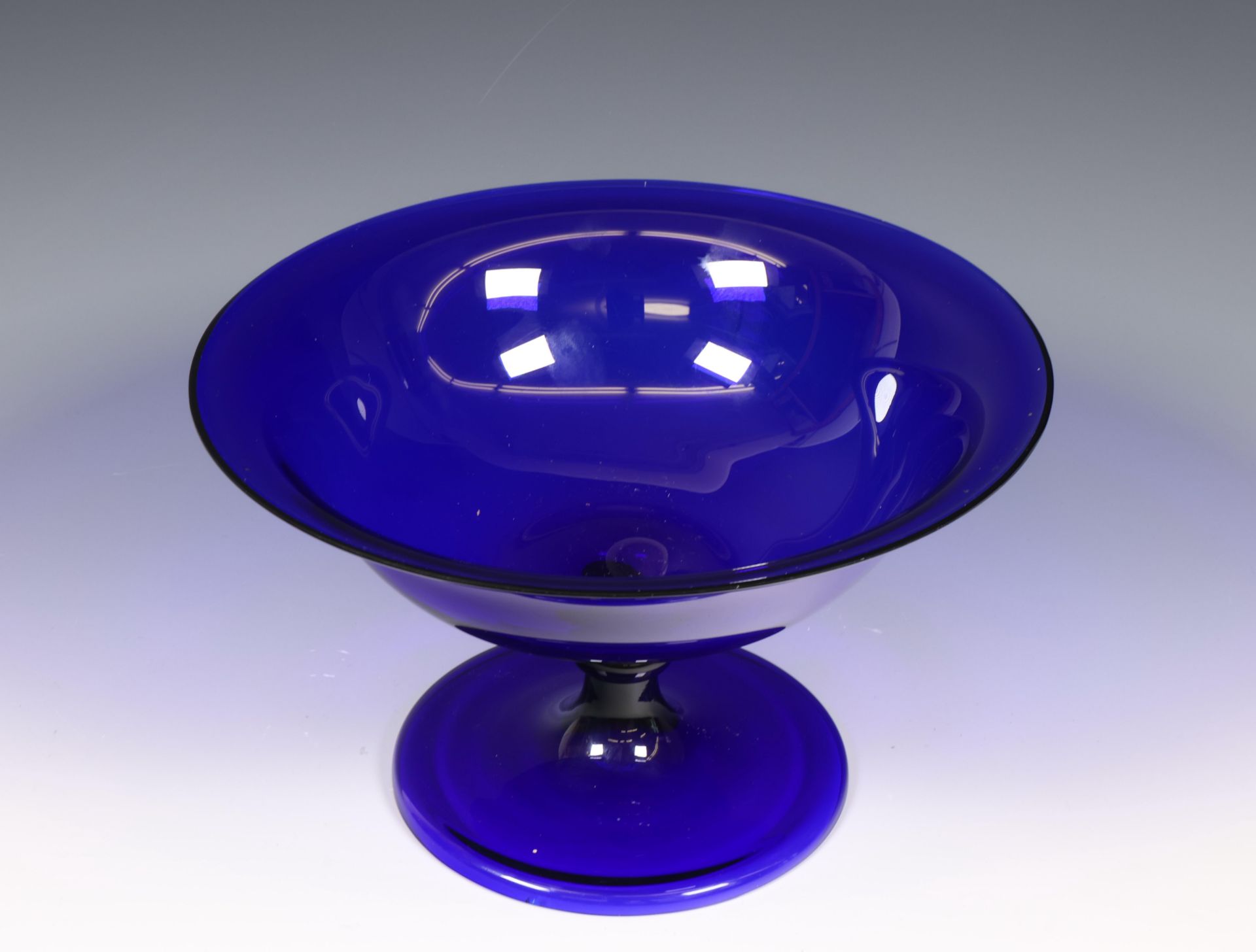 Paul Würzler-Klopsch (1872-1937), blauw glazen tazza, ca. 1910; - Image 2 of 3