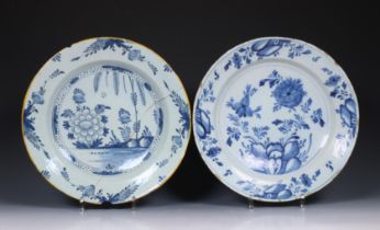 Delft, twee blauw wit aardewerk schotels, 18e eeuw;