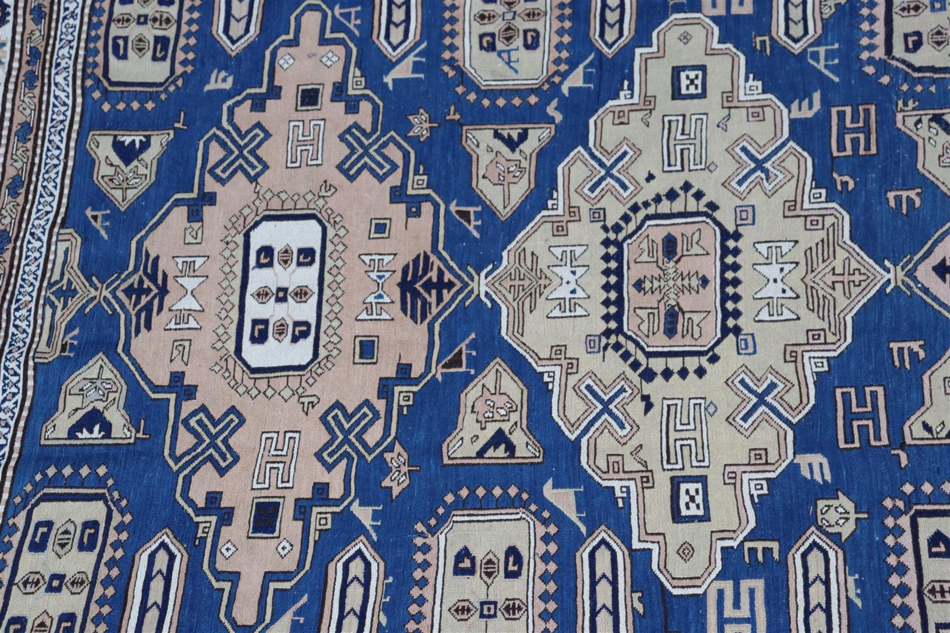Handmade oriental carpet - Image 2 of 4
