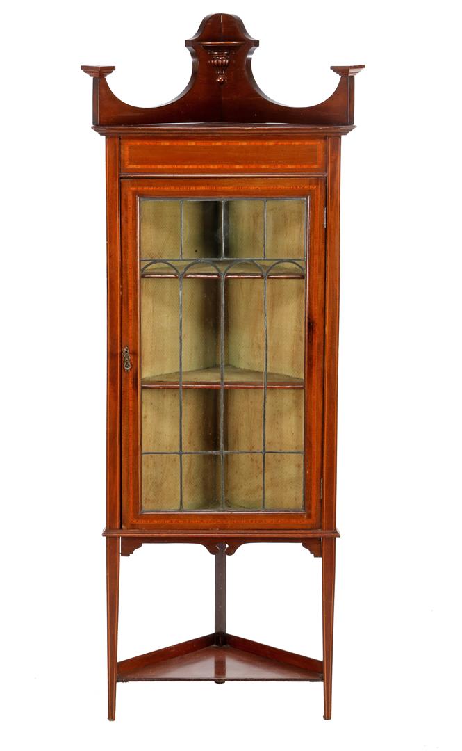 Corner cabinet