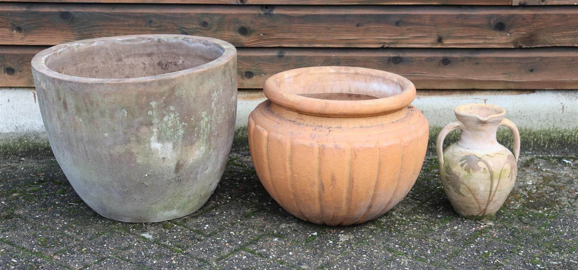 2 round terracotta flowerpots