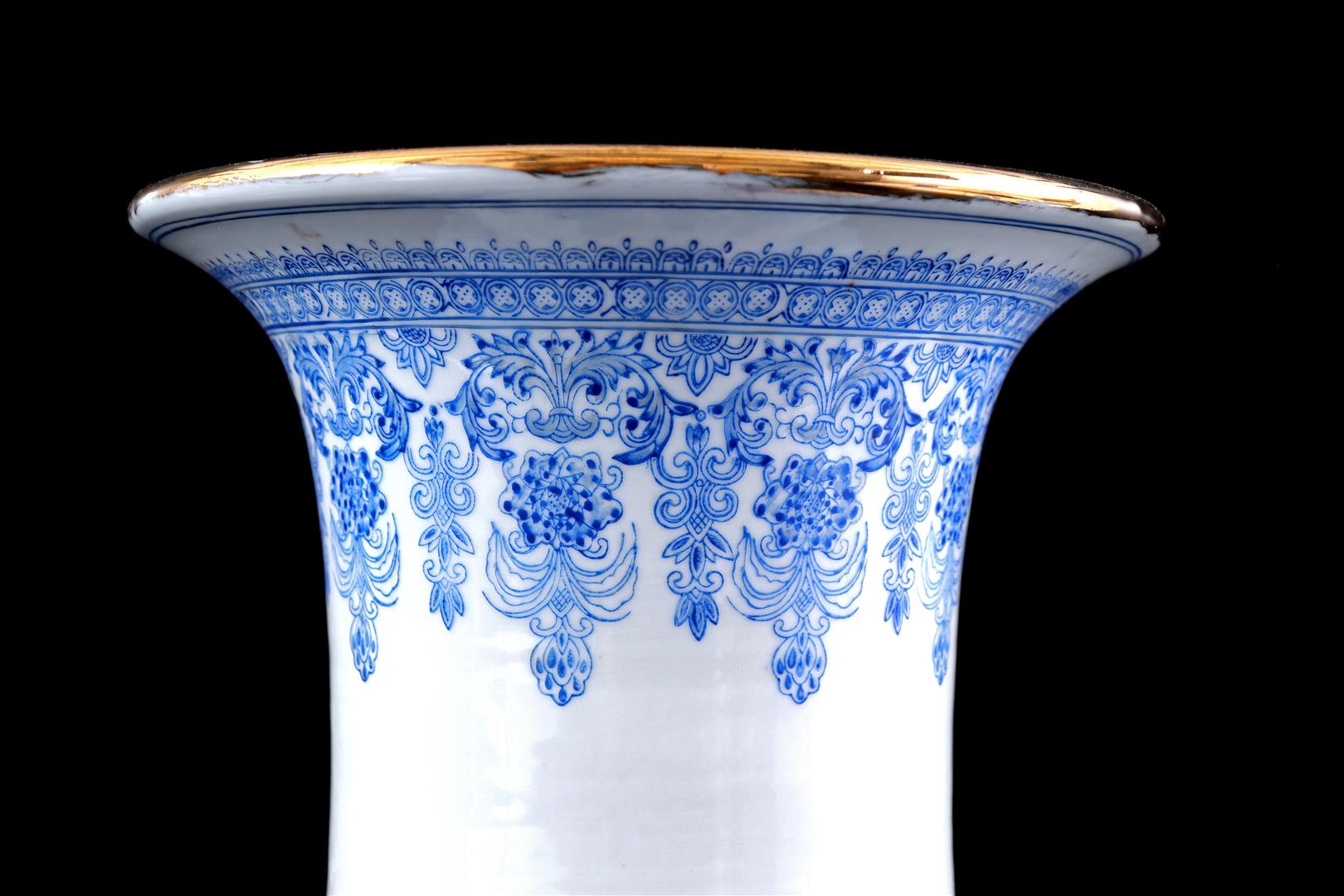 Porcelain baluster vase - Image 4 of 5