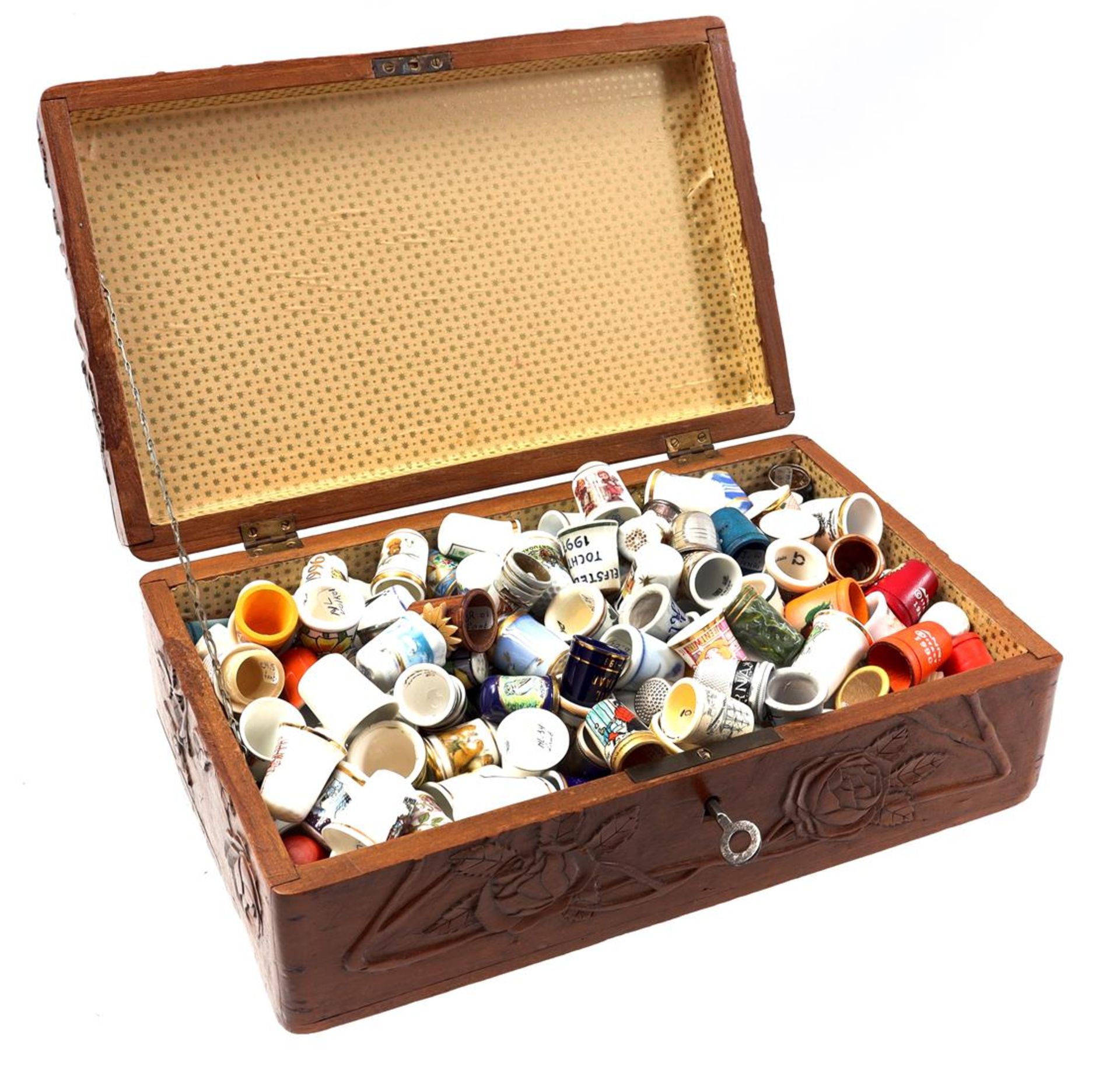 Approx. 200 thimbles