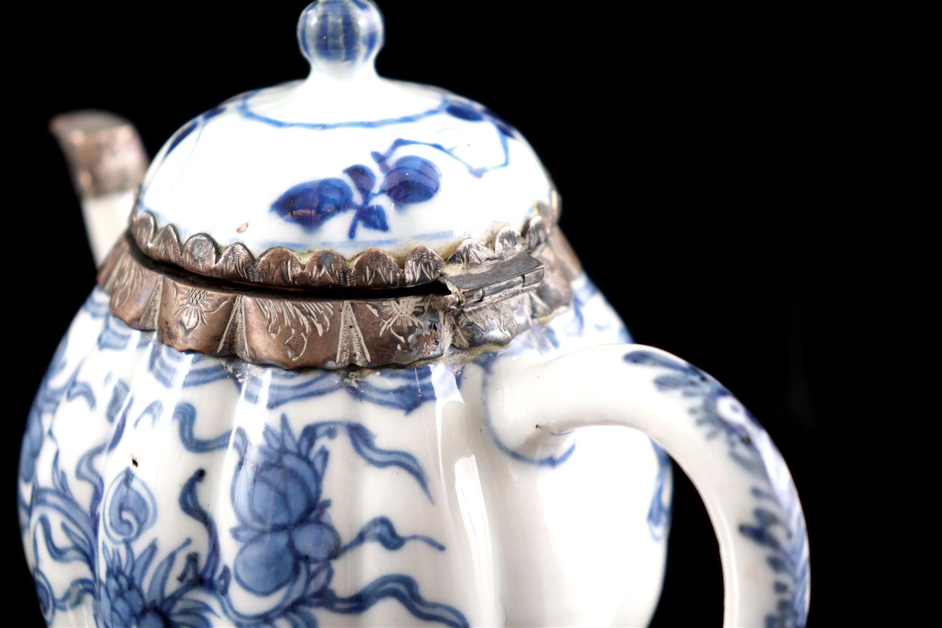 Porcelain teapot, Qianlong - Image 3 of 5