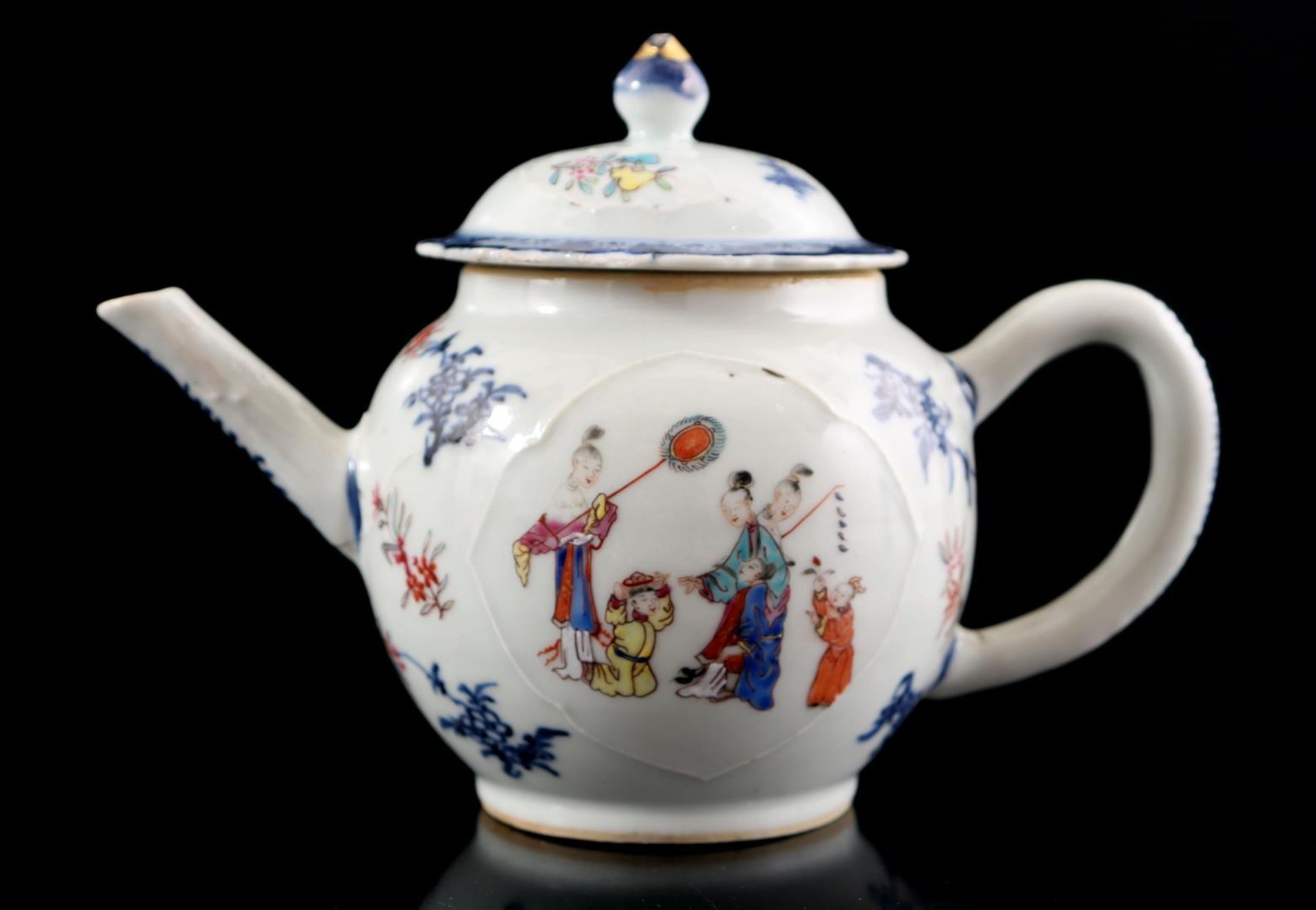 Porcelain teapot and cream jug, Qianlong - Image 3 of 13