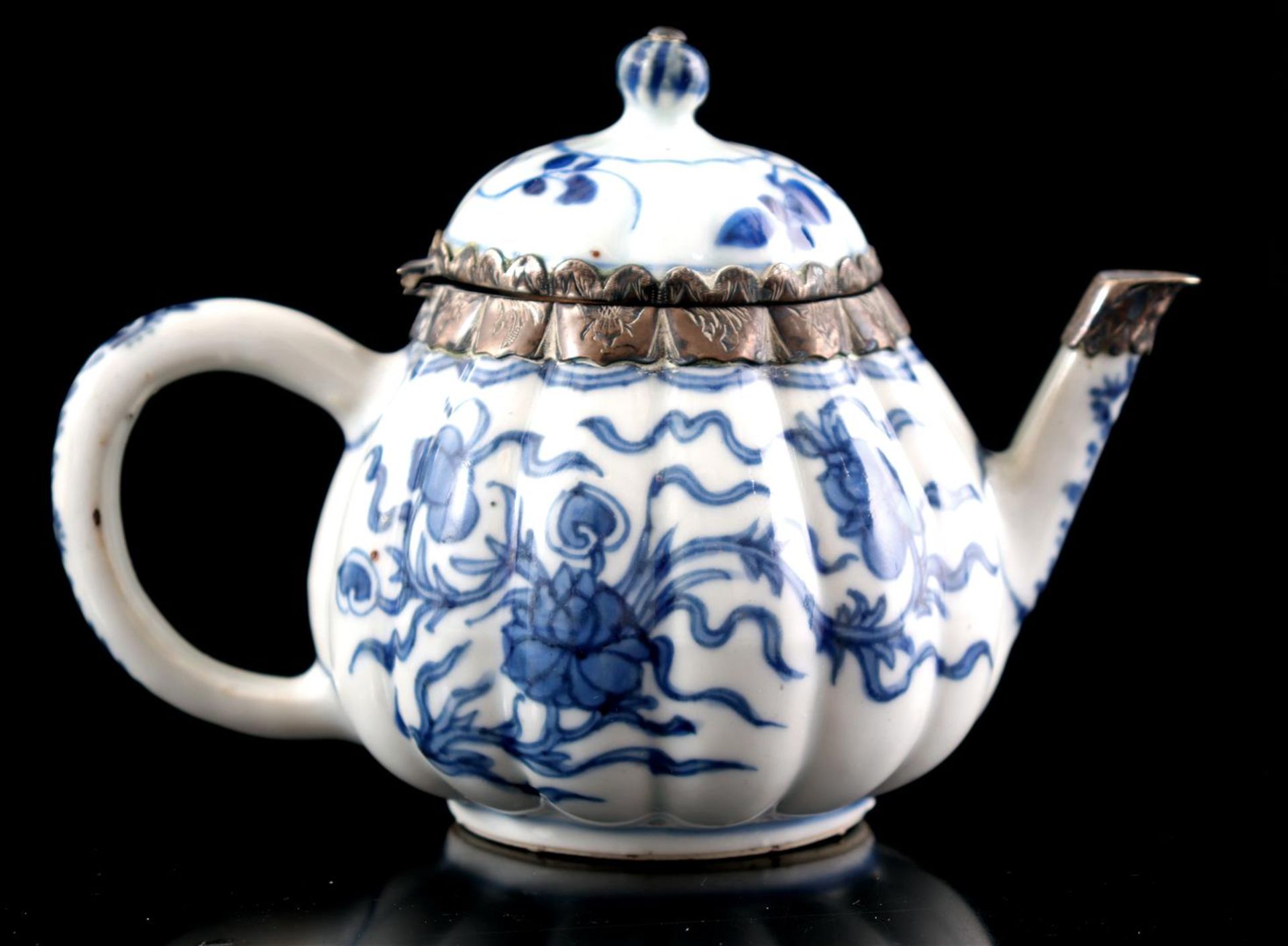 Porcelain teapot, Qianlong