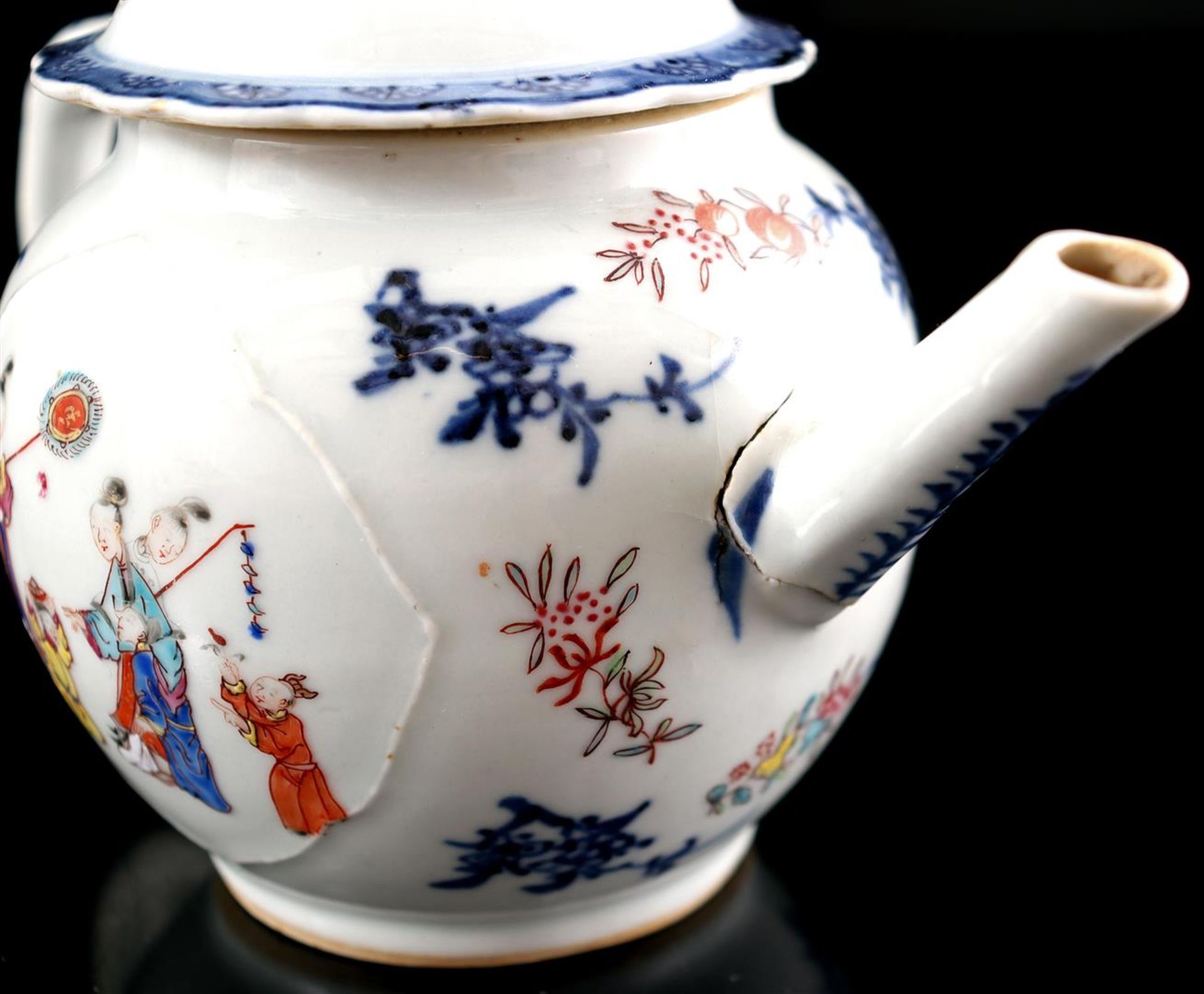 Porcelain teapot and cream jug, Qianlong - Image 4 of 13