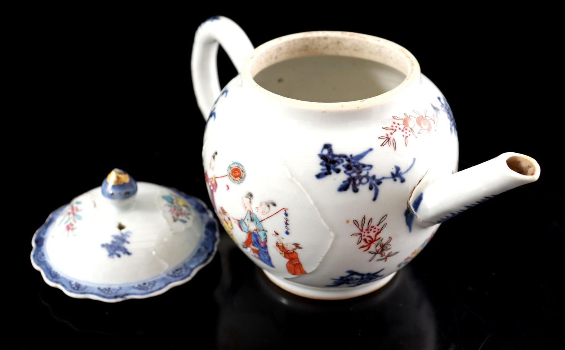 Porcelain teapot and cream jug, Qianlong - Image 5 of 13