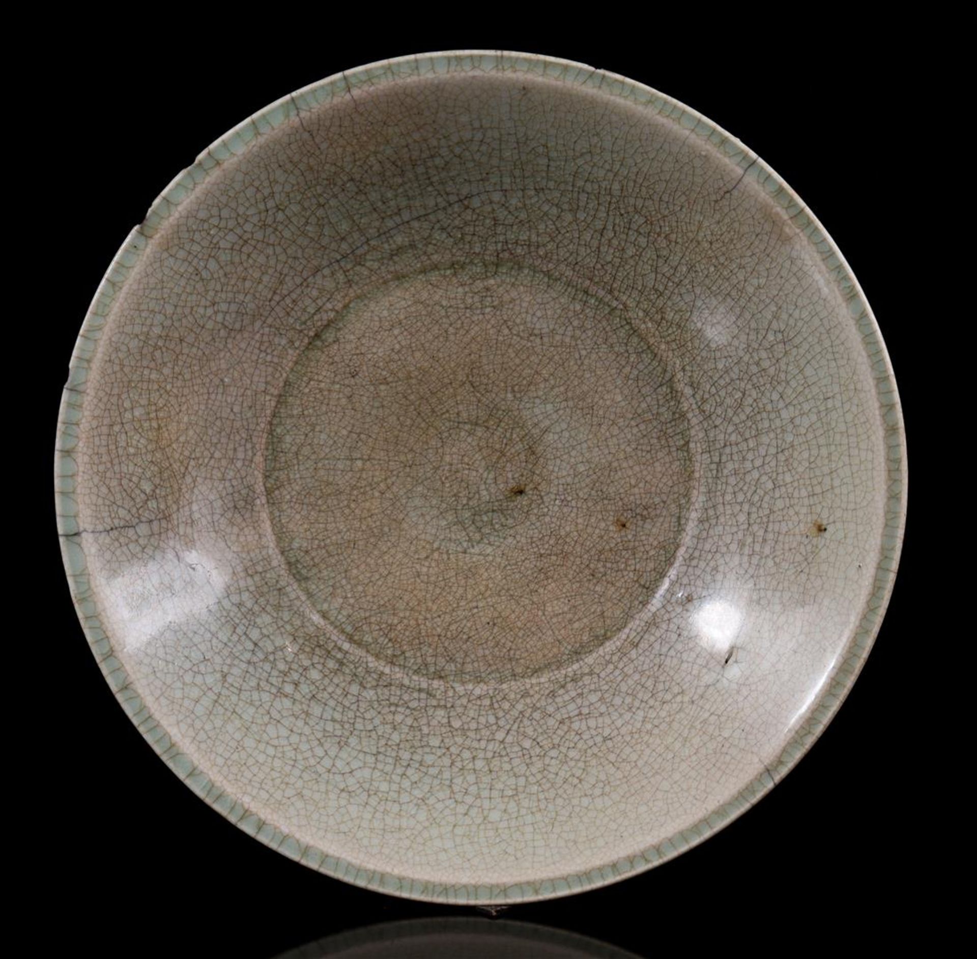 Celadon dish with crackled decoration