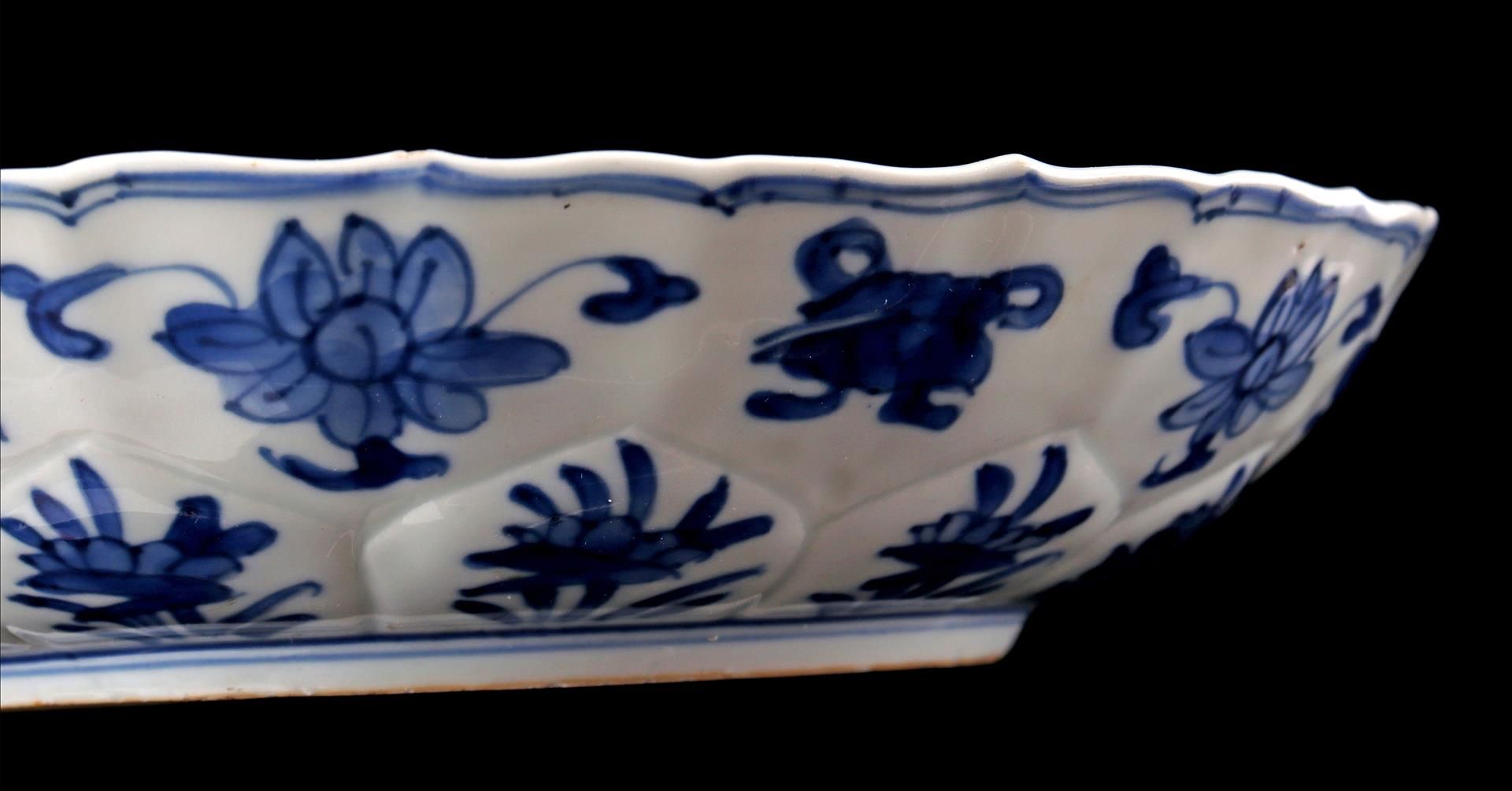 Porcelain dish, 'Qi Yu Bao Ding Zhi Zhen', Kangxi - Image 3 of 3